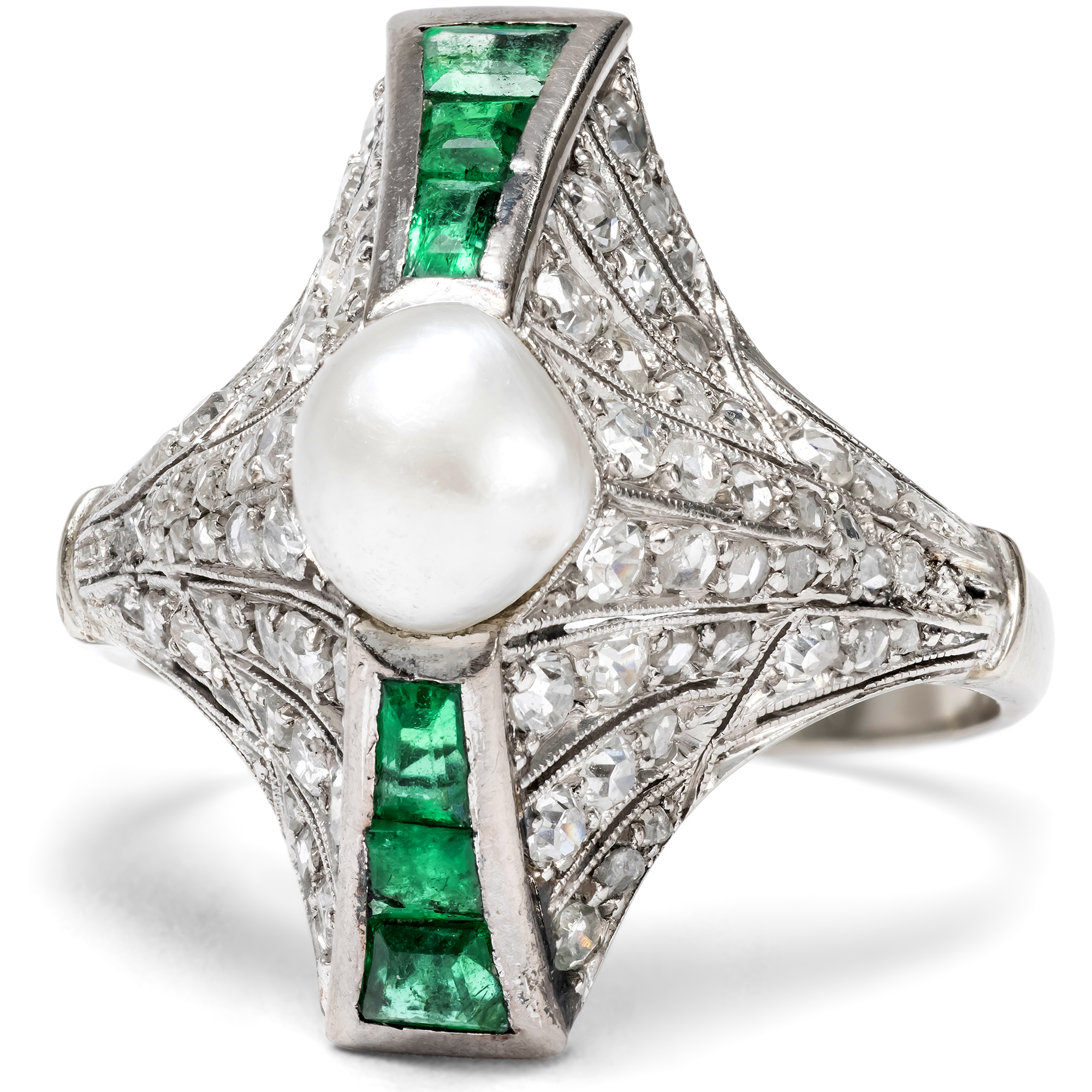 Ungewöhnlicher Ring mit Naturperle, Smaragden & Diamanten, um 1925 Ungewöhnlicher Ring mit Naturperle, Smaragden & Diamanten, um 1925