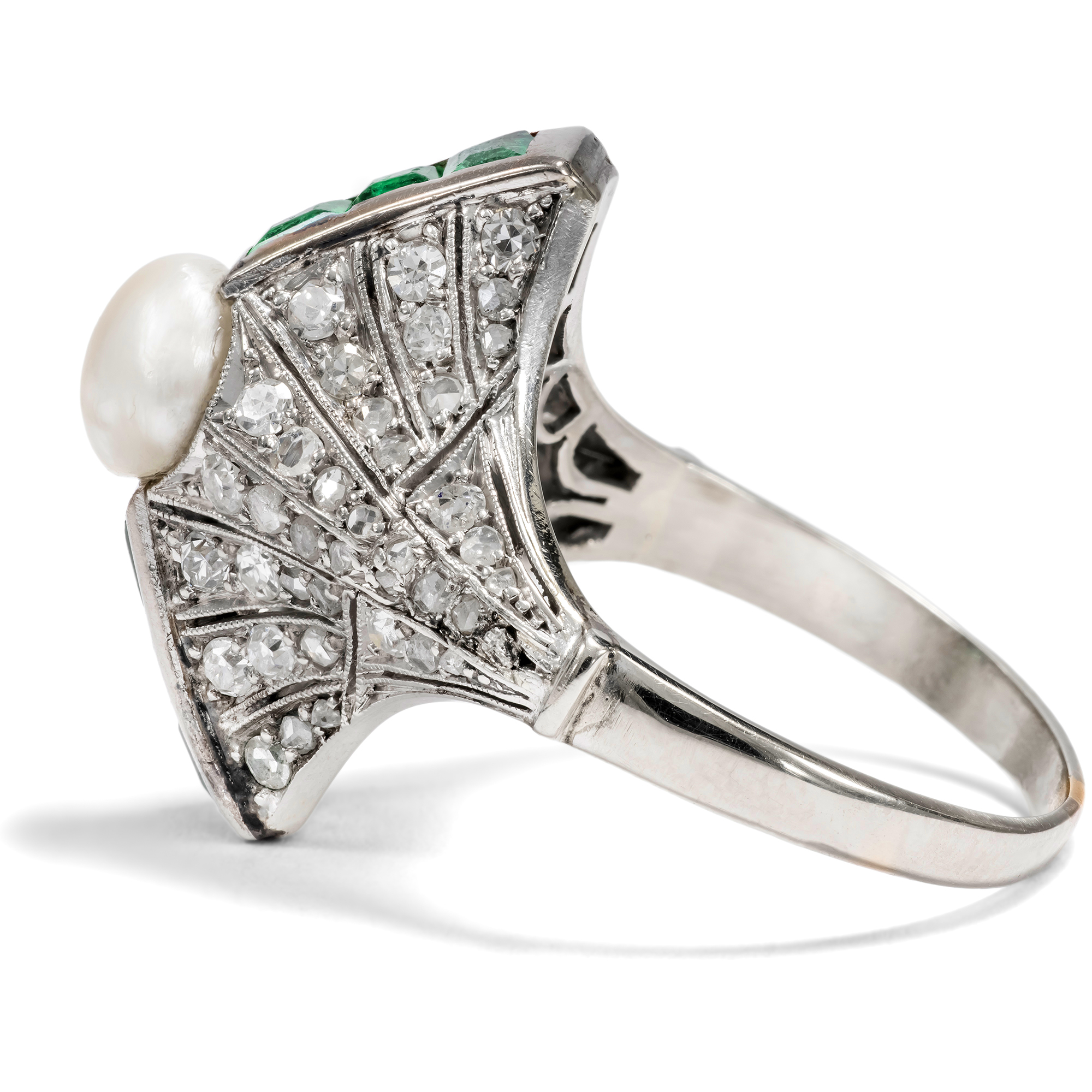 Ungewöhnlicher Ring mit Naturperle, Smaragden & Diamanten, um 1925 Ungewöhnlicher Ring mit Naturperle, Smaragden & Diamanten, um 1925