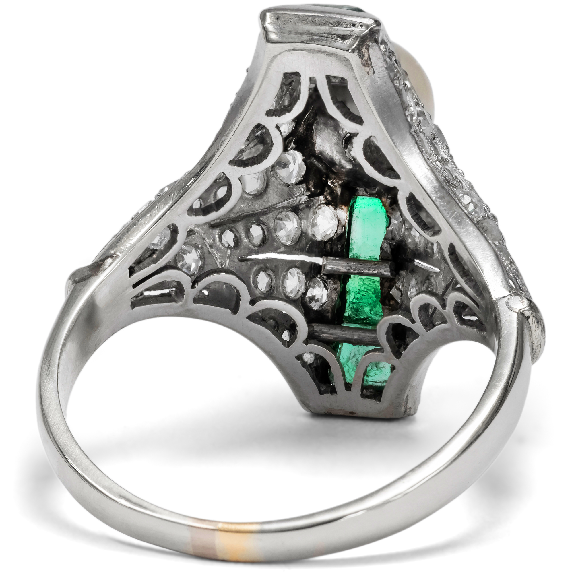 Ungewöhnlicher Ring mit Naturperle, Smaragden & Diamanten, um 1925 Ungewöhnlicher Ring mit Naturperle, Smaragden & Diamanten, um 1925