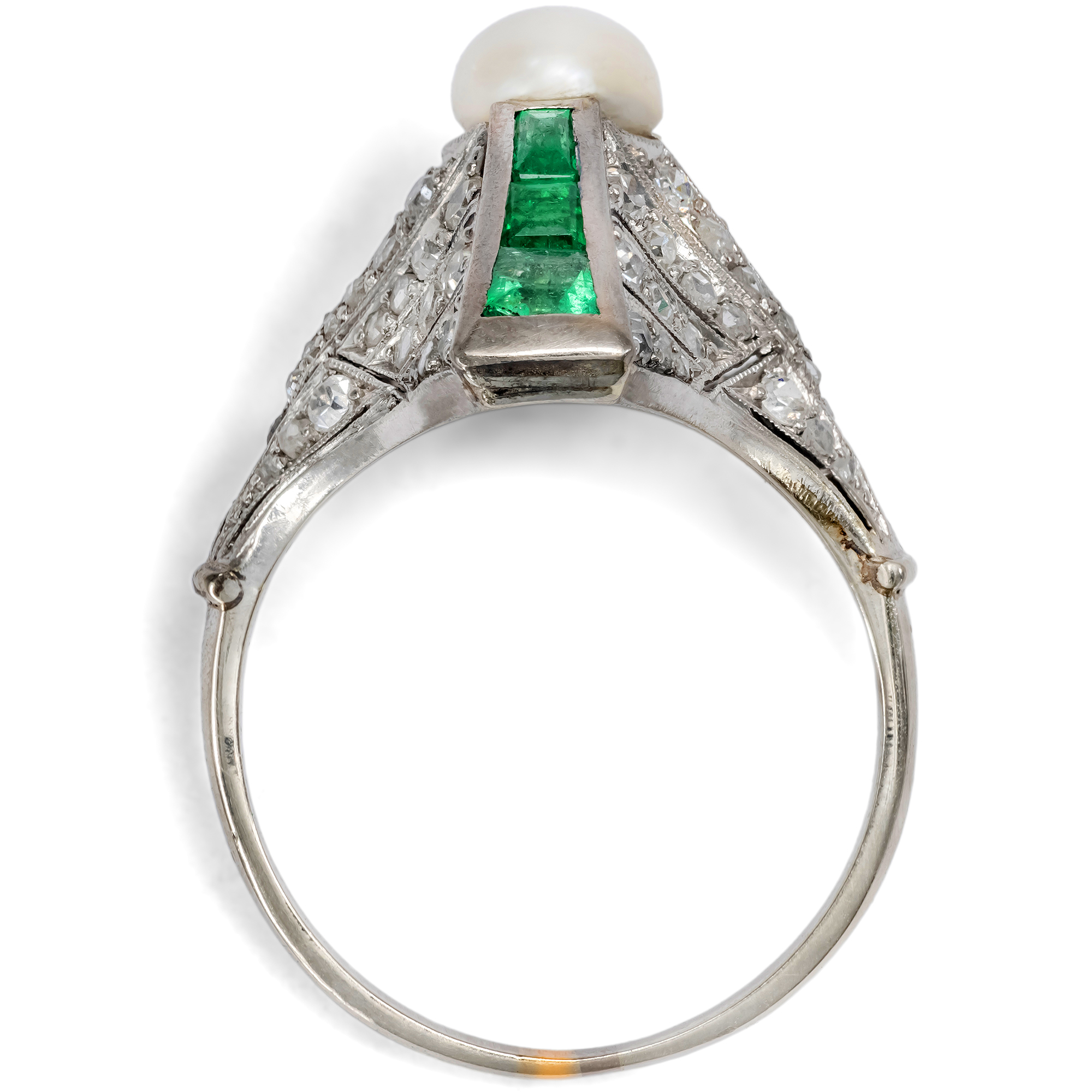 Ungewöhnlicher Ring mit Naturperle, Smaragden & Diamanten, um 1925 Ungewöhnlicher Ring mit Naturperle, Smaragden & Diamanten, um 1925