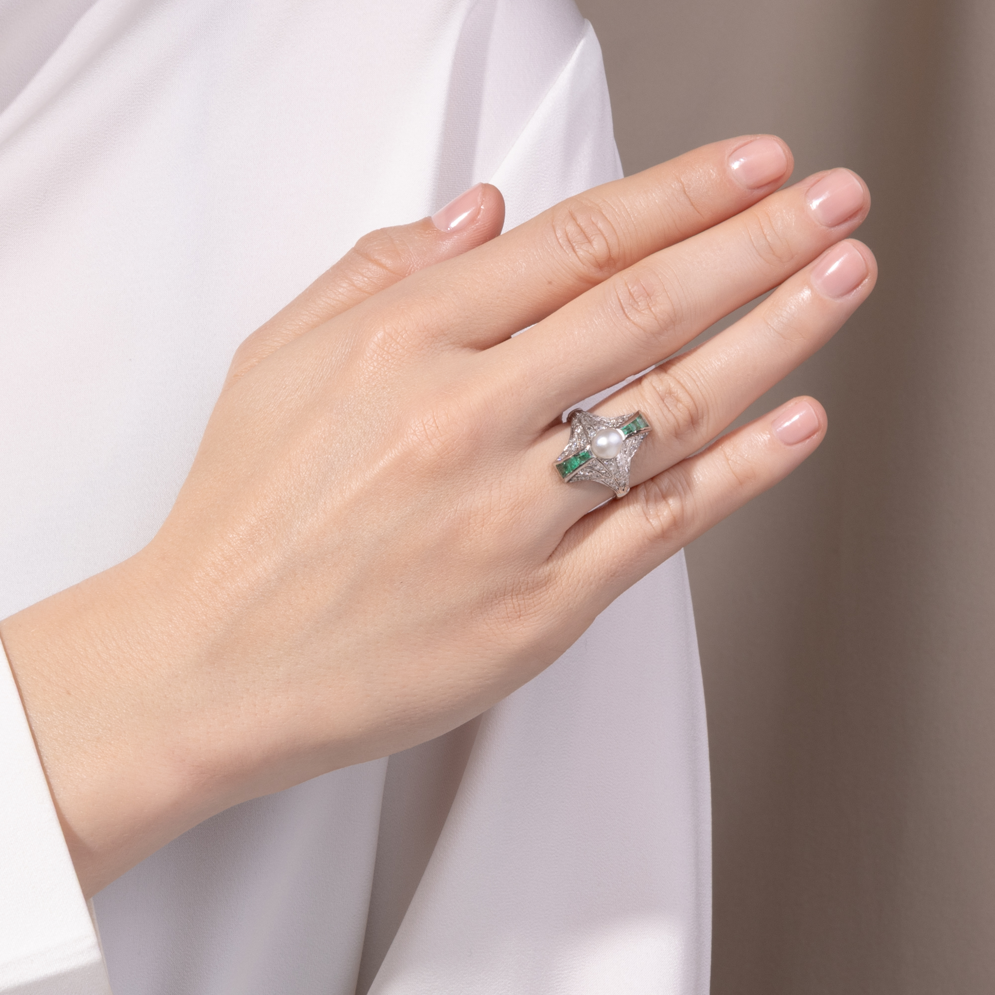 Ungewöhnlicher Ring mit Naturperle, Smaragden & Diamanten, um 1925 Ungewöhnlicher Ring mit Naturperle, Smaragden & Diamanten, um 1925