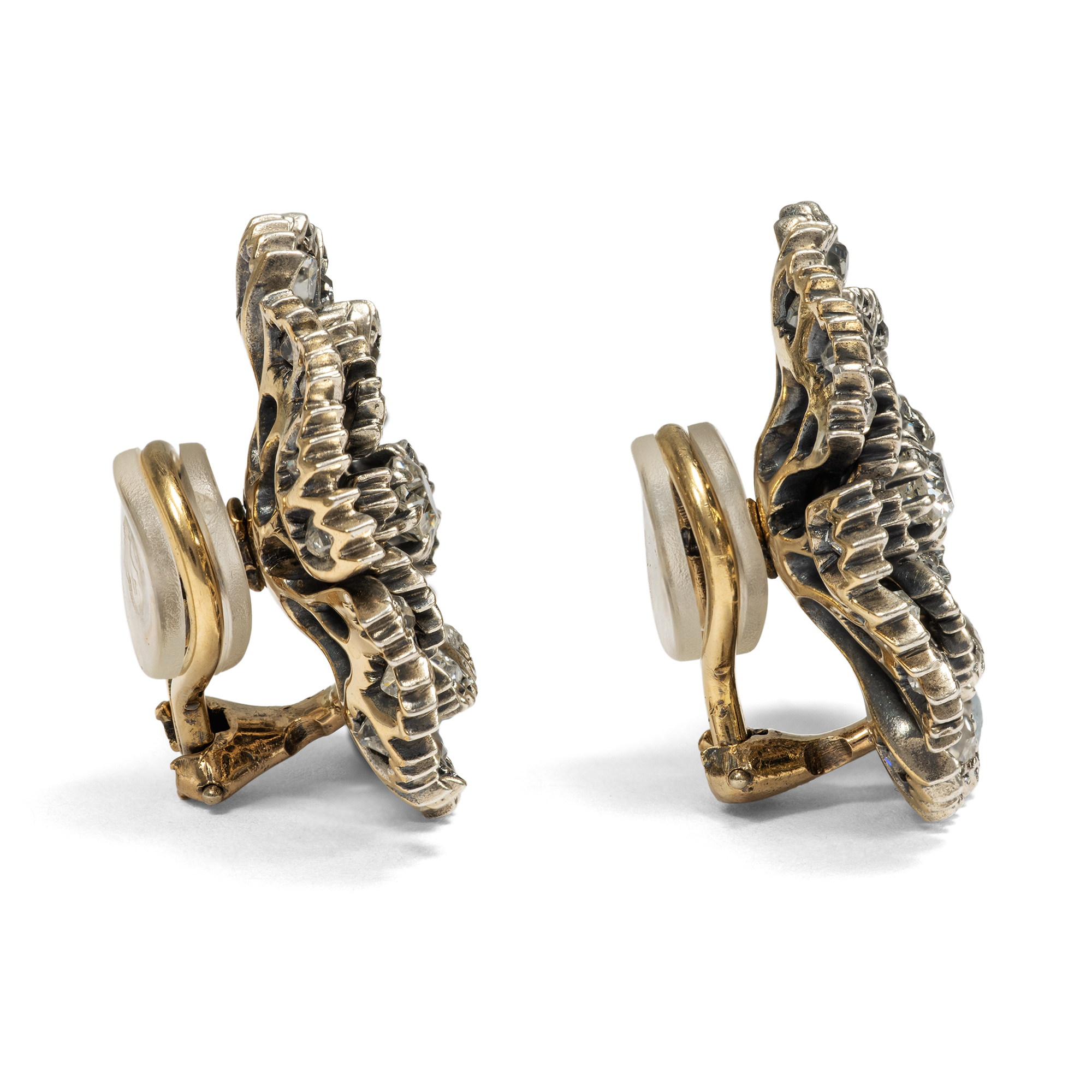 Edle Ohrclips aus antiken Diamantblüten in Silber auf Gold, um 1880 & später Edle Ohrclips aus antiken Diamantblüten in Silber auf Gold, um 1880 & später