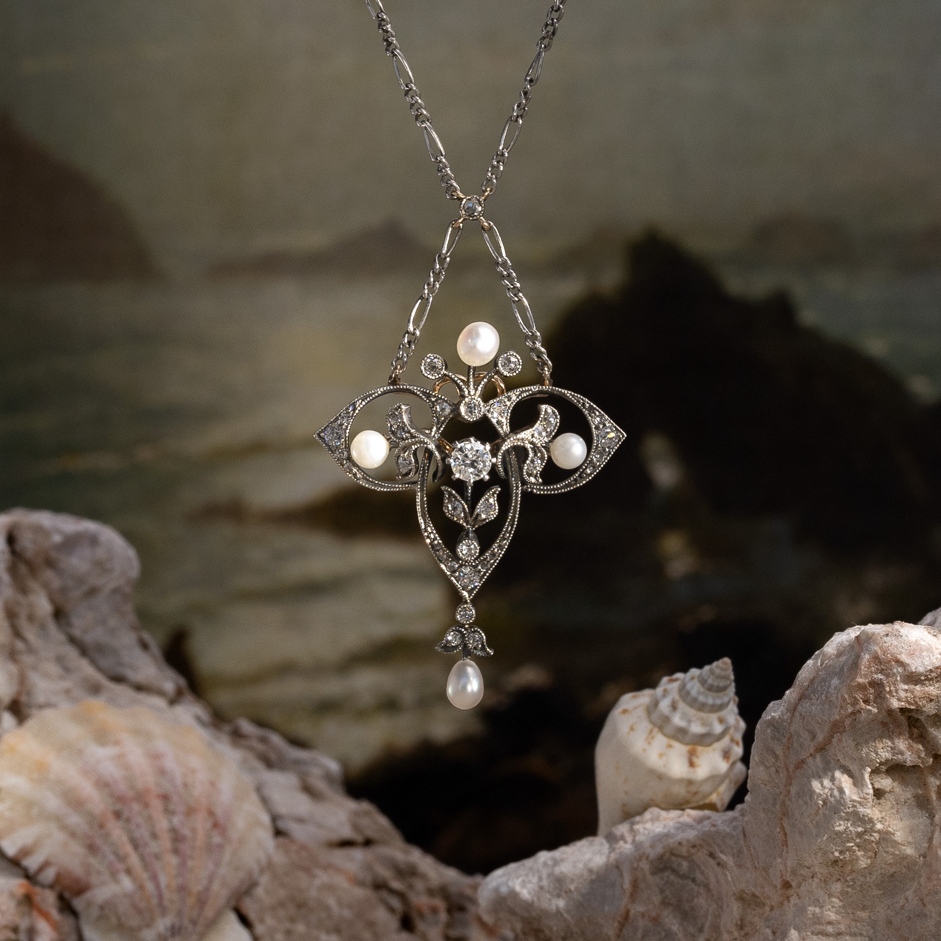 Antikes Collier mit Diamanten & Naturperlen in Silber auf Gold, um 1905 Antikes Collier mit Diamanten & Naturperlen in Silber auf Gold, um 1905