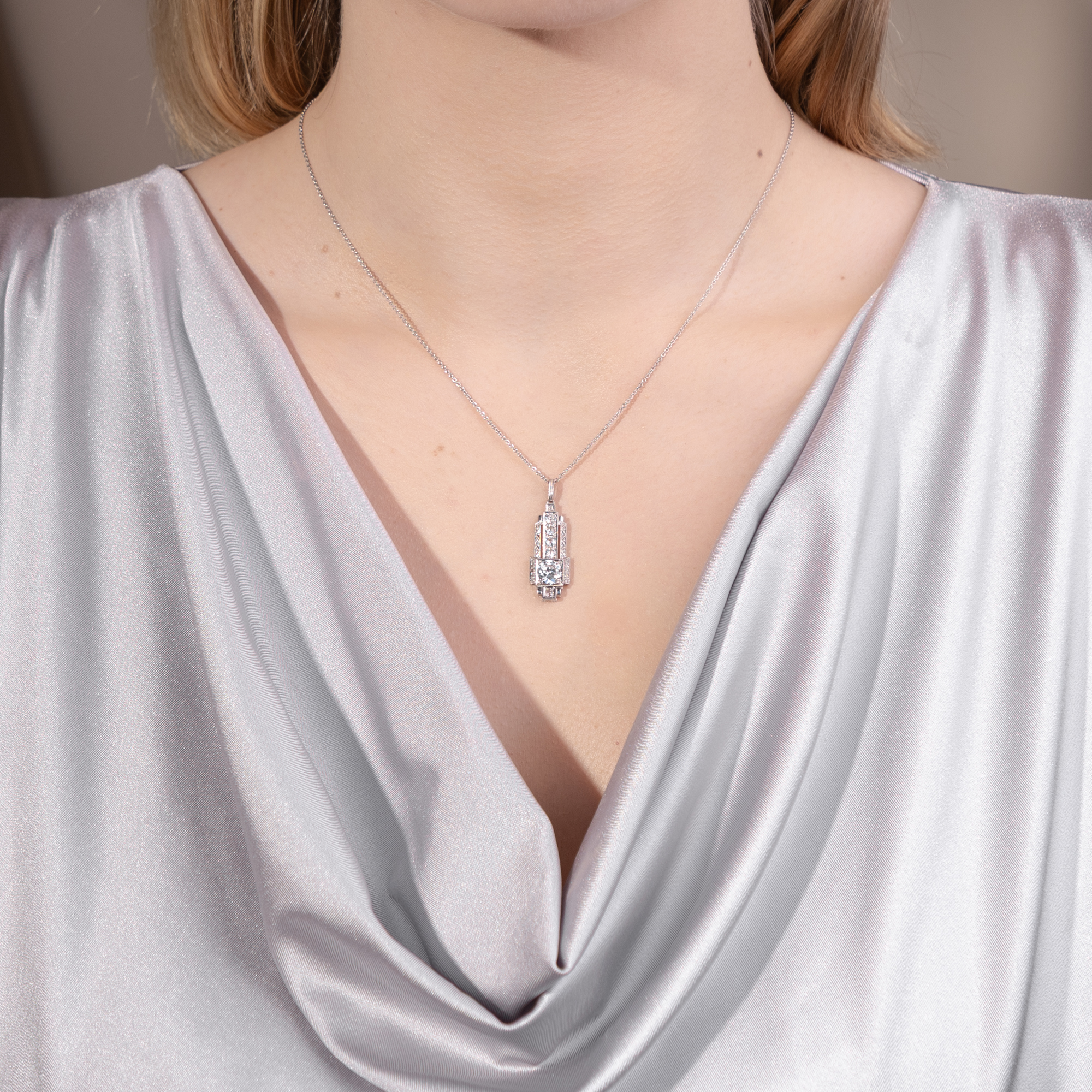 Eleganter Anhänger des Art Déco mit 1,00 ct Diamantsolitär im Altschliff, um 1925 Eleganter Anhänger des Art Déco mit 1,00 ct Diamantsolitär im Altschliff, um 1925