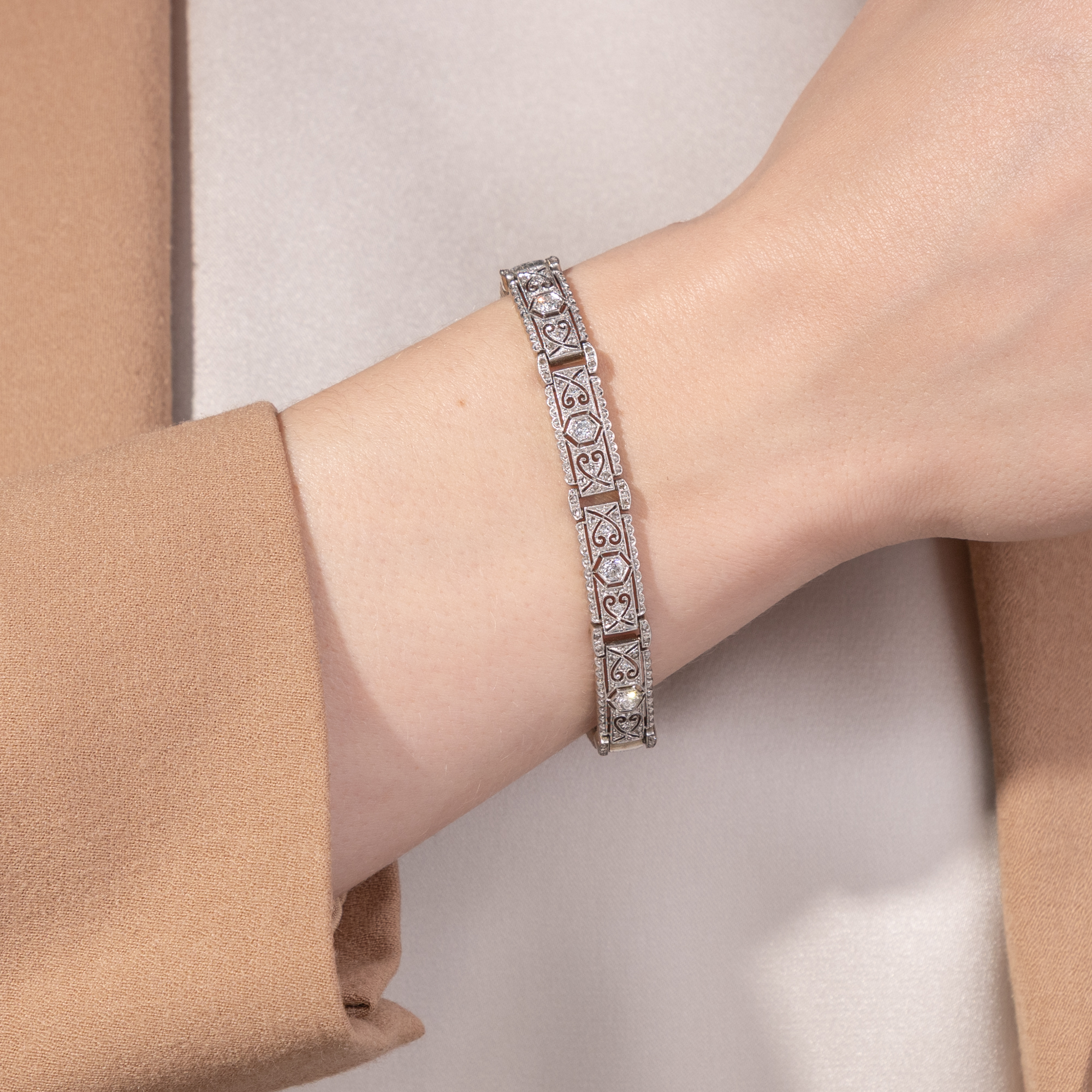 Elegantes Armband des Art Déco mit Diamanten in Platin auf Weißgold, Deutschland um 1925 Elegantes Armband des Art Déco mit Diamanten in Platin auf Weißgold, Deutschland um 1925