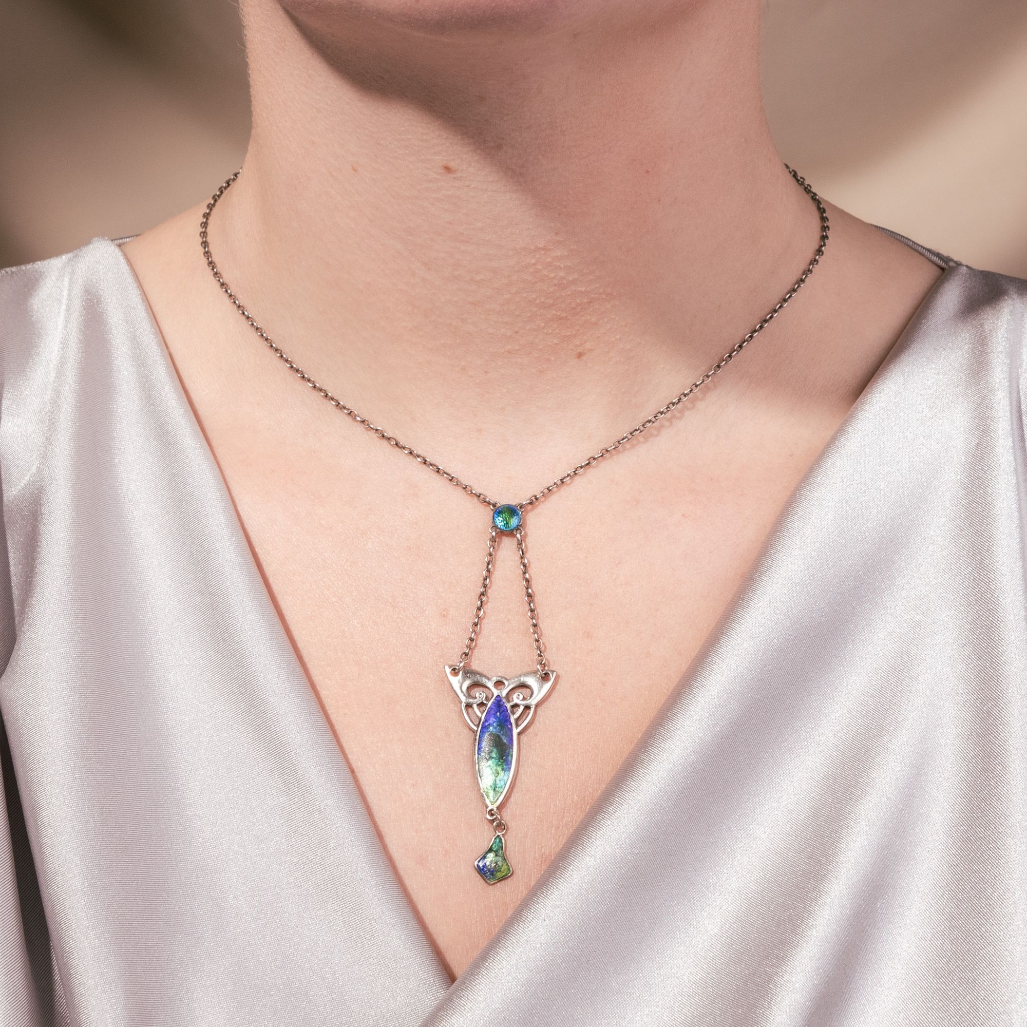 Elegantes Collier aus Silber mit buntem Email von Charles Horner, datiert 1908 Elegantes Collier aus Silber mit buntem Email von Charles Horner, datiert 1908