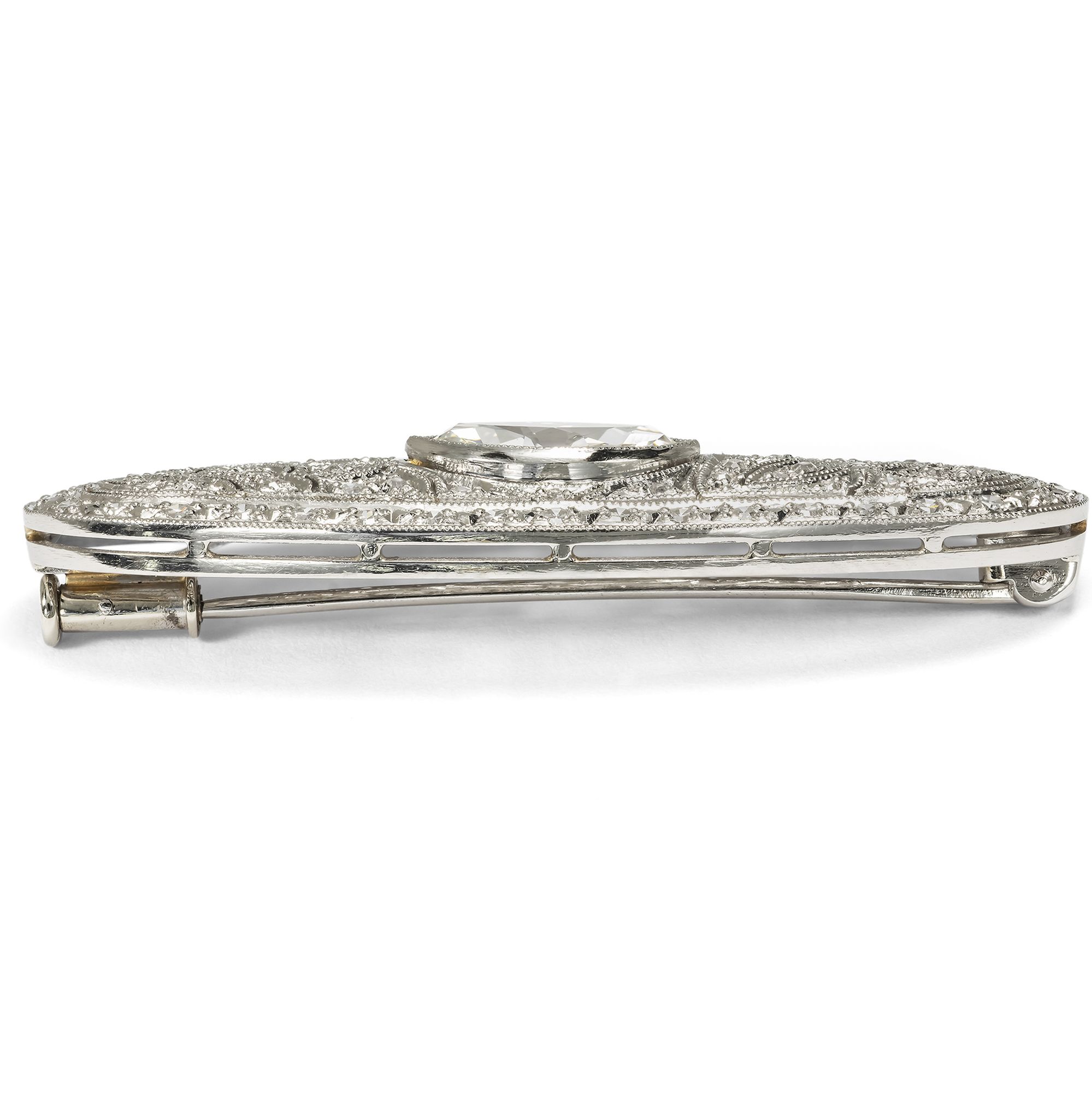 Seltene Brosche des Art Déco mit großem Diamanten im Navetteschliff, um 1925 Seltene Brosche des Art Déco mit großem Diamanten im Navetteschliff, um 1925
