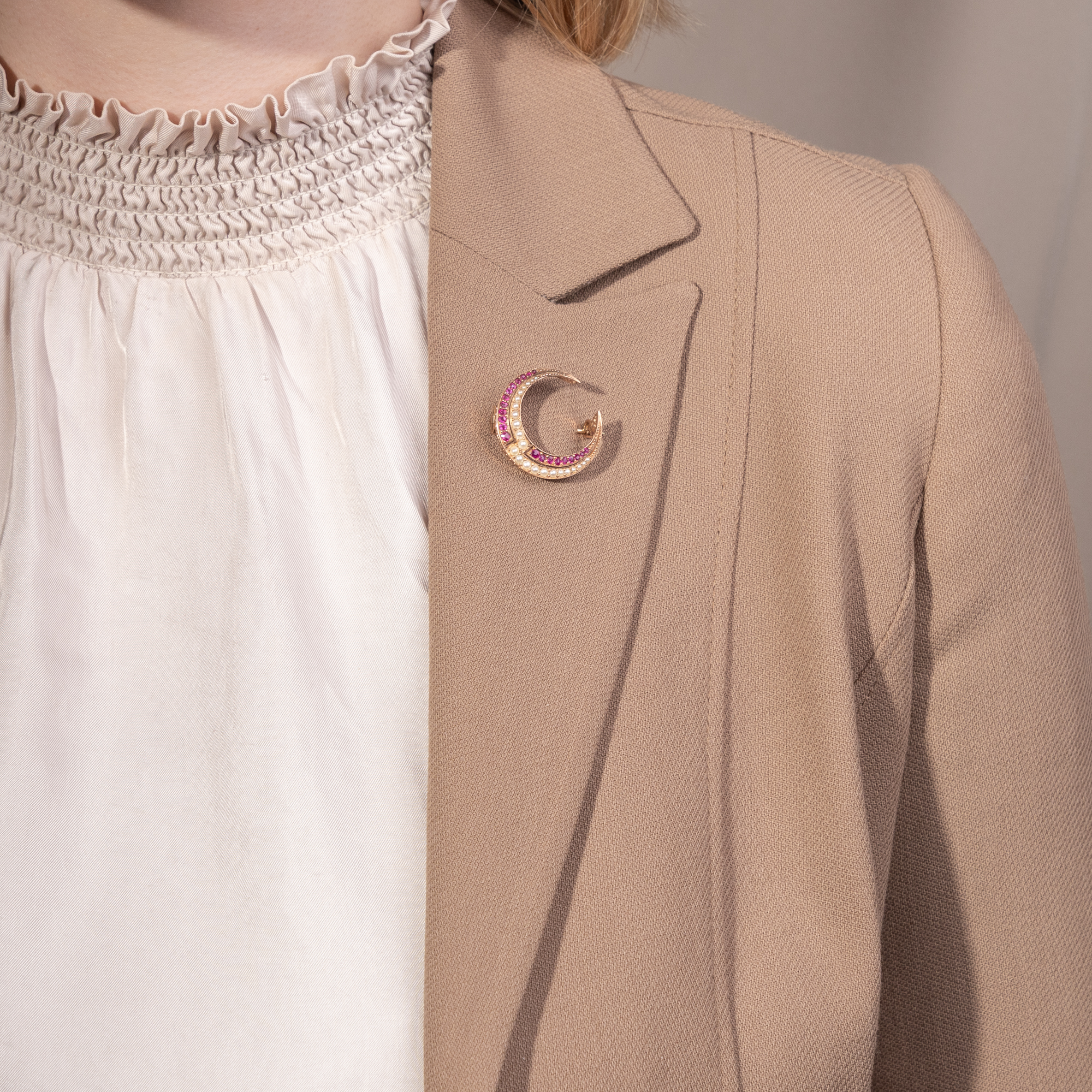 Sichelmond mit Naturperlen & Rubinen aus Burma in rötlichem Gold, um 1900 Sichelmond mit Naturperlen & Rubinen aus Burma in rötlichem Gold, um 1900