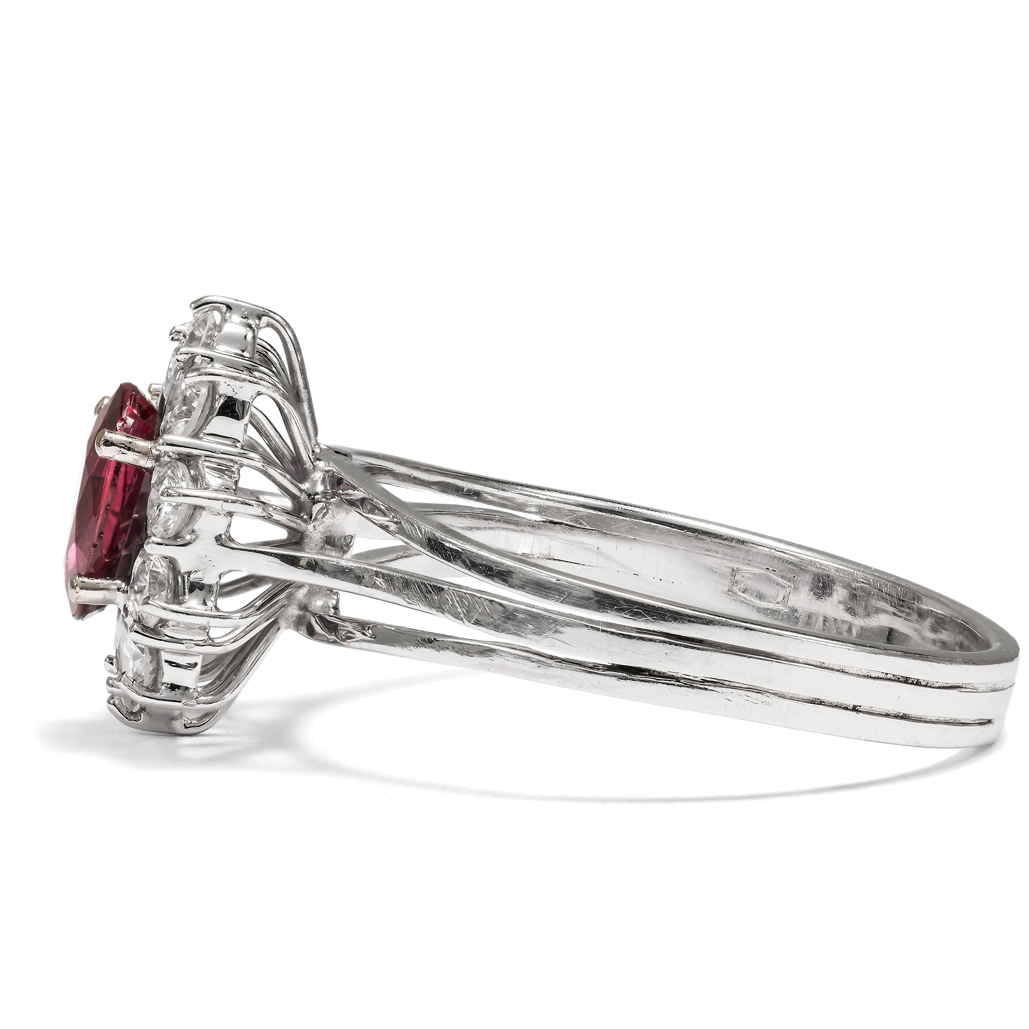 Schöner vintage Ring mit Rubin & Diamanten in Weißgold, Italien um 1980 Schöner vintage Ring mit Rubin & Diamanten in Weißgold, Italien um 1980
