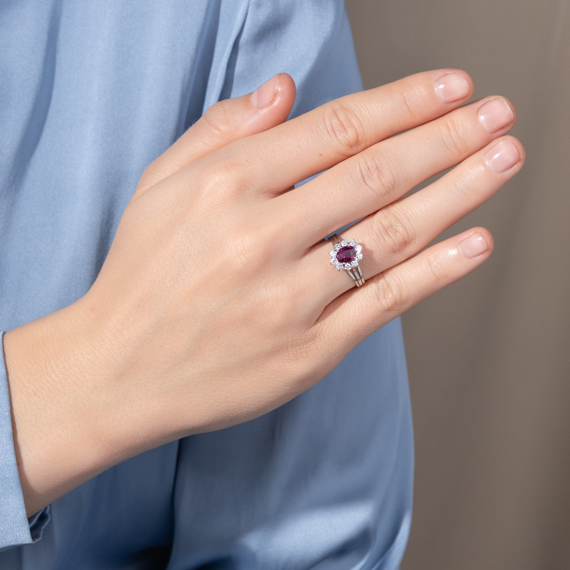 Schöner vintage Ring mit Rubin & Diamanten in Weißgold, Italien um 1980 Schöner vintage Ring mit Rubin & Diamanten in Weißgold, Italien um 1980