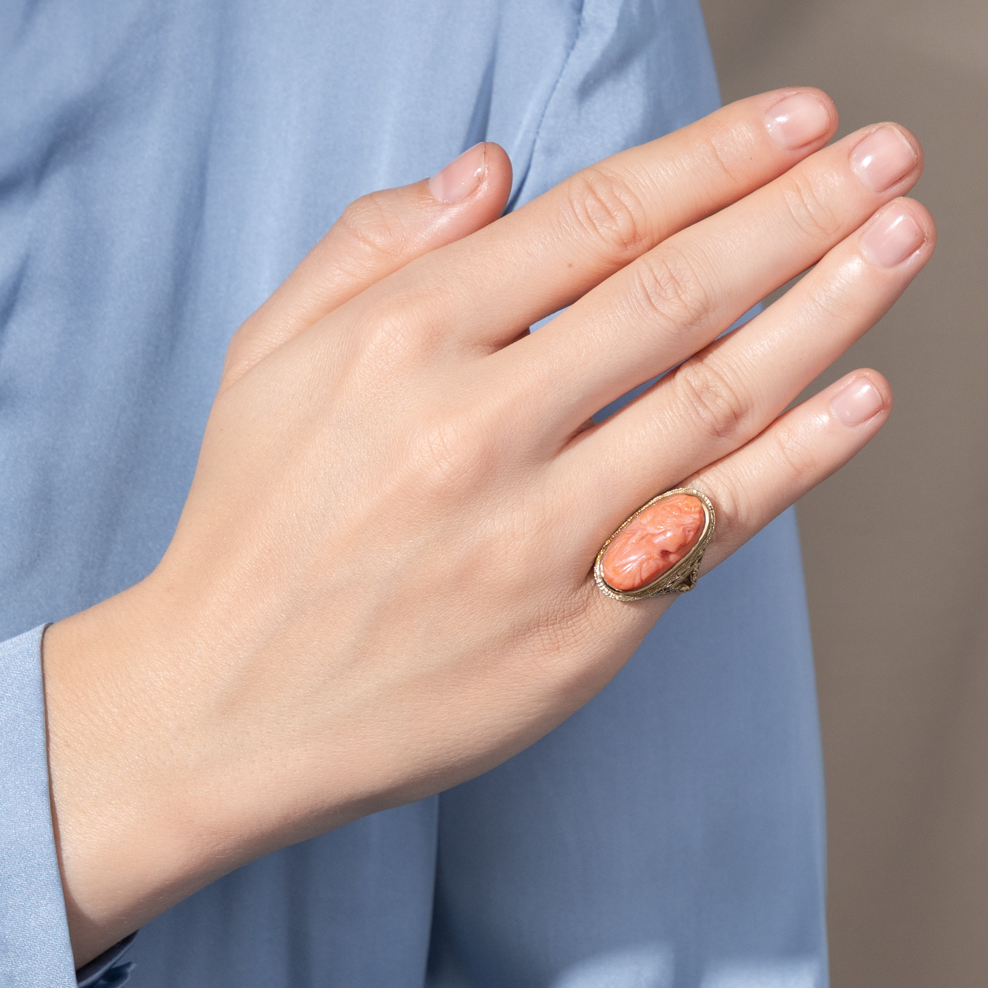 Antiker Ring mit Gemme aus Koralle der Göttin Flora in Gold, um 1910 Antiker Ring mit Gemme aus Koralle der Göttin Flora in Gold, um 1910