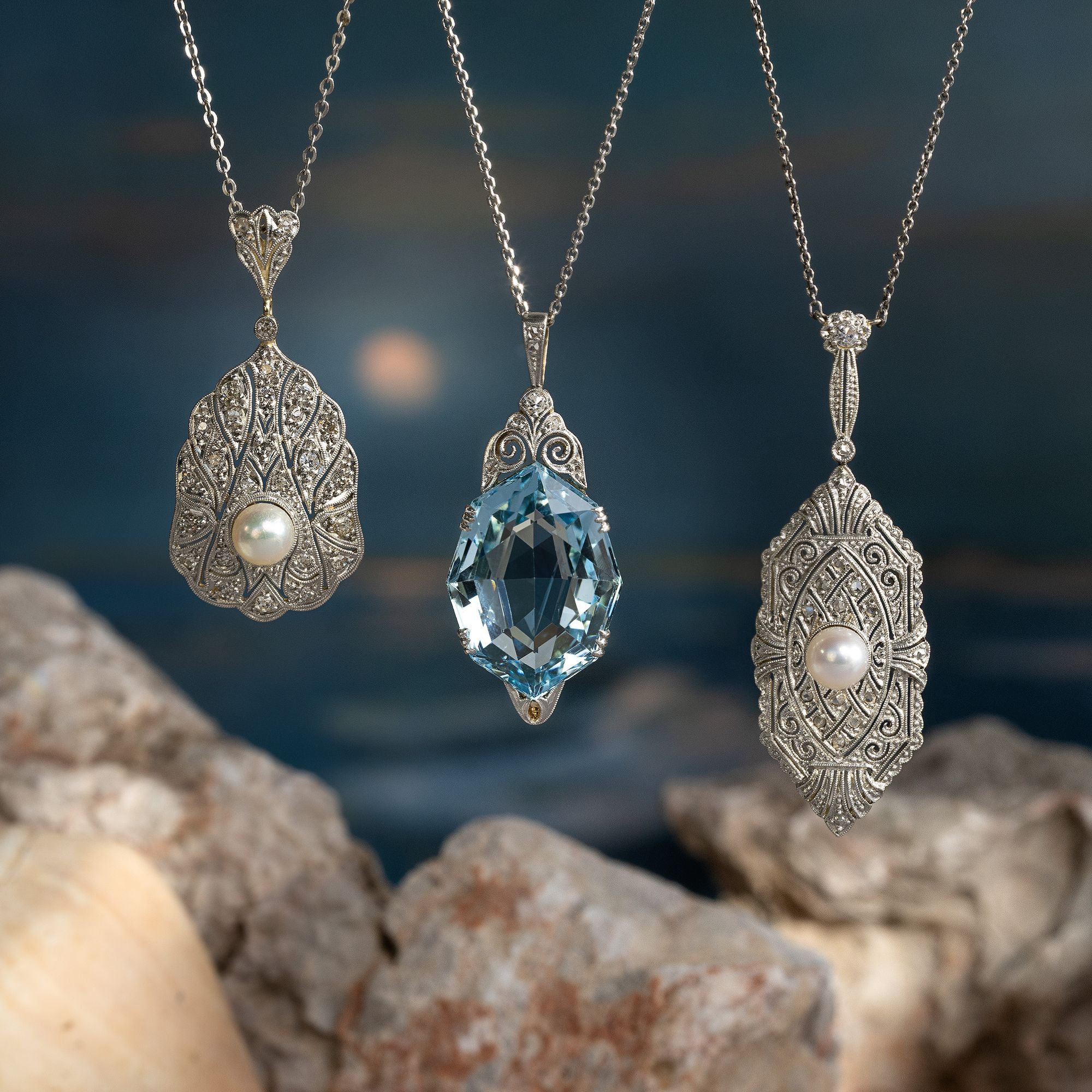 Antiker Anhänger mit Perle und Diamanten in Platin auf Gold, um 1930 Antiker Anhänger mit Perle und Diamanten in Platin auf Gold, um 1930