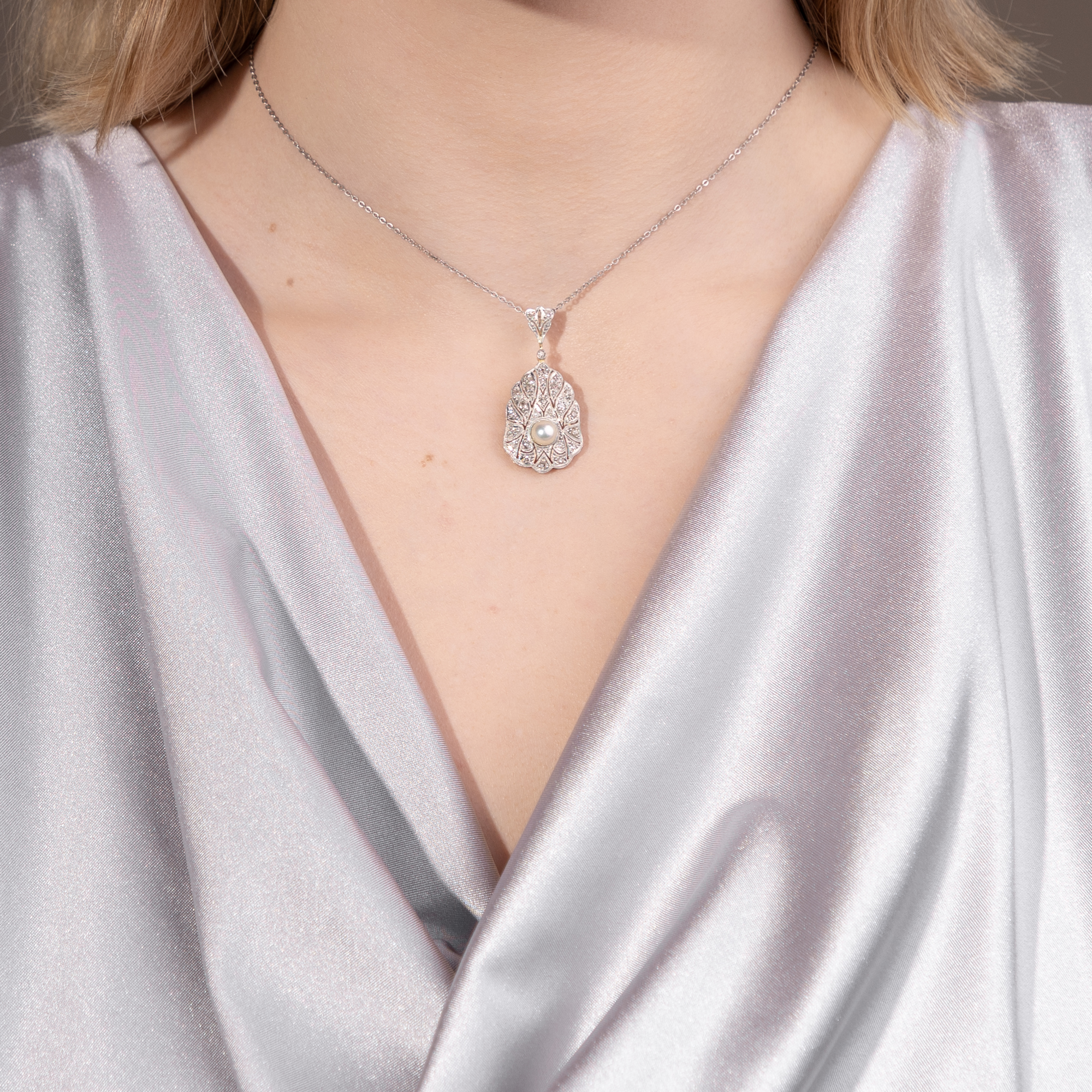Antiker Anhänger mit Perle und Diamanten in Platin auf Gold, um 1930 Antiker Anhänger mit Perle und Diamanten in Platin auf Gold, um 1930