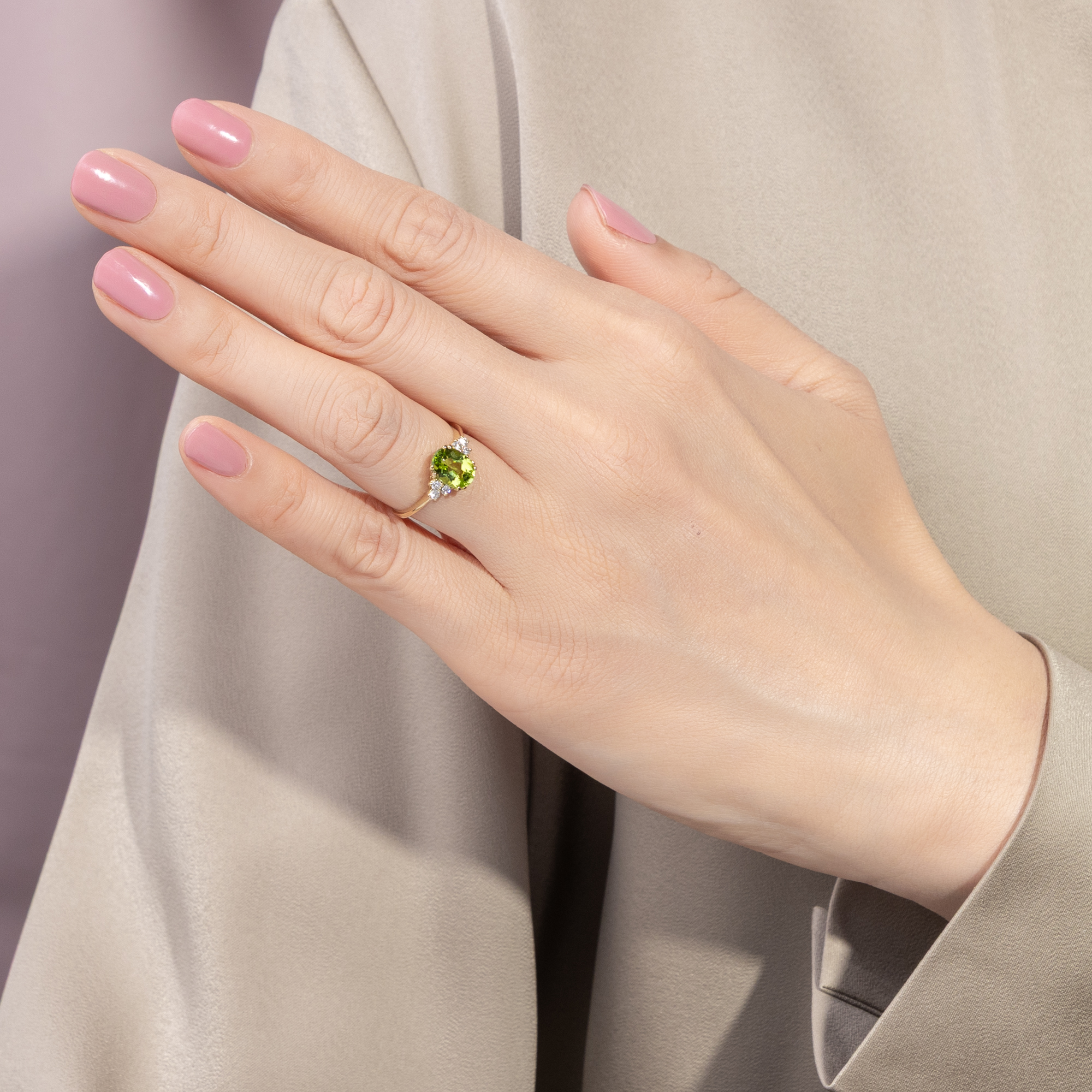 Feiner Ring mit Peridot & Diamanten in Gold, aus unserer Werkstatt Feiner Ring mit Peridot & Diamanten in Gold, aus unserer Werkstatt