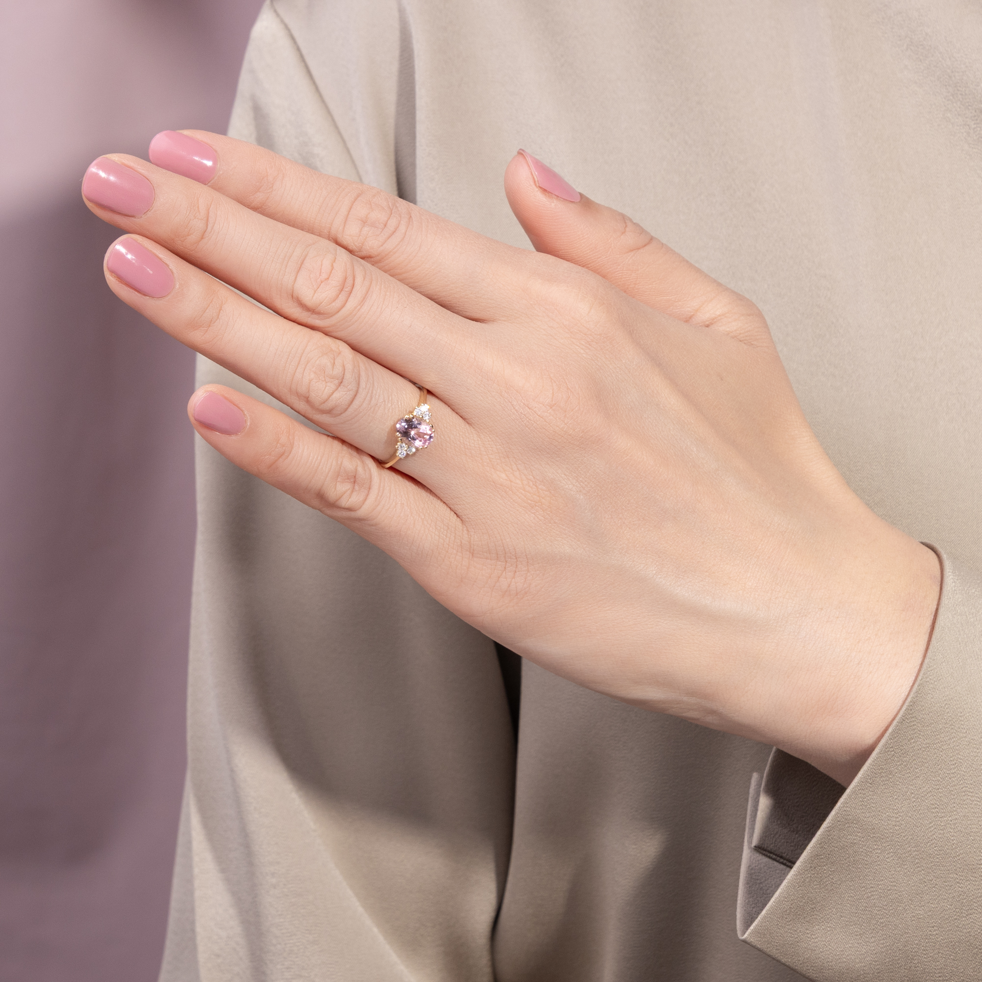 Feiner Ring mit rosa Morganit & Diamanten in Gold, aus unserer Werkstatt Feiner Ring mit rosa Morganit & Diamanten in Gold, aus unserer Werkstatt