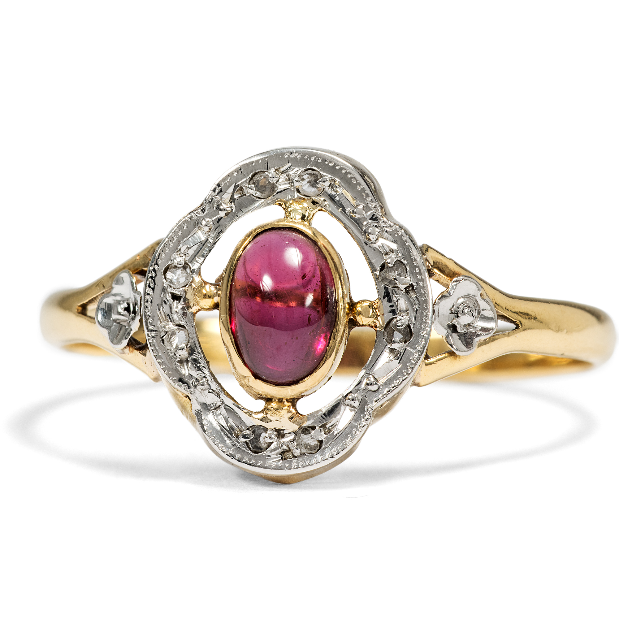 Zarter antiker Ring mit Granatcabochon und Diamantrosen, Frankreich um 1910 Zarter antiker Ring mit Granatcabochon und Diamantrosen, Frankreich um 1910