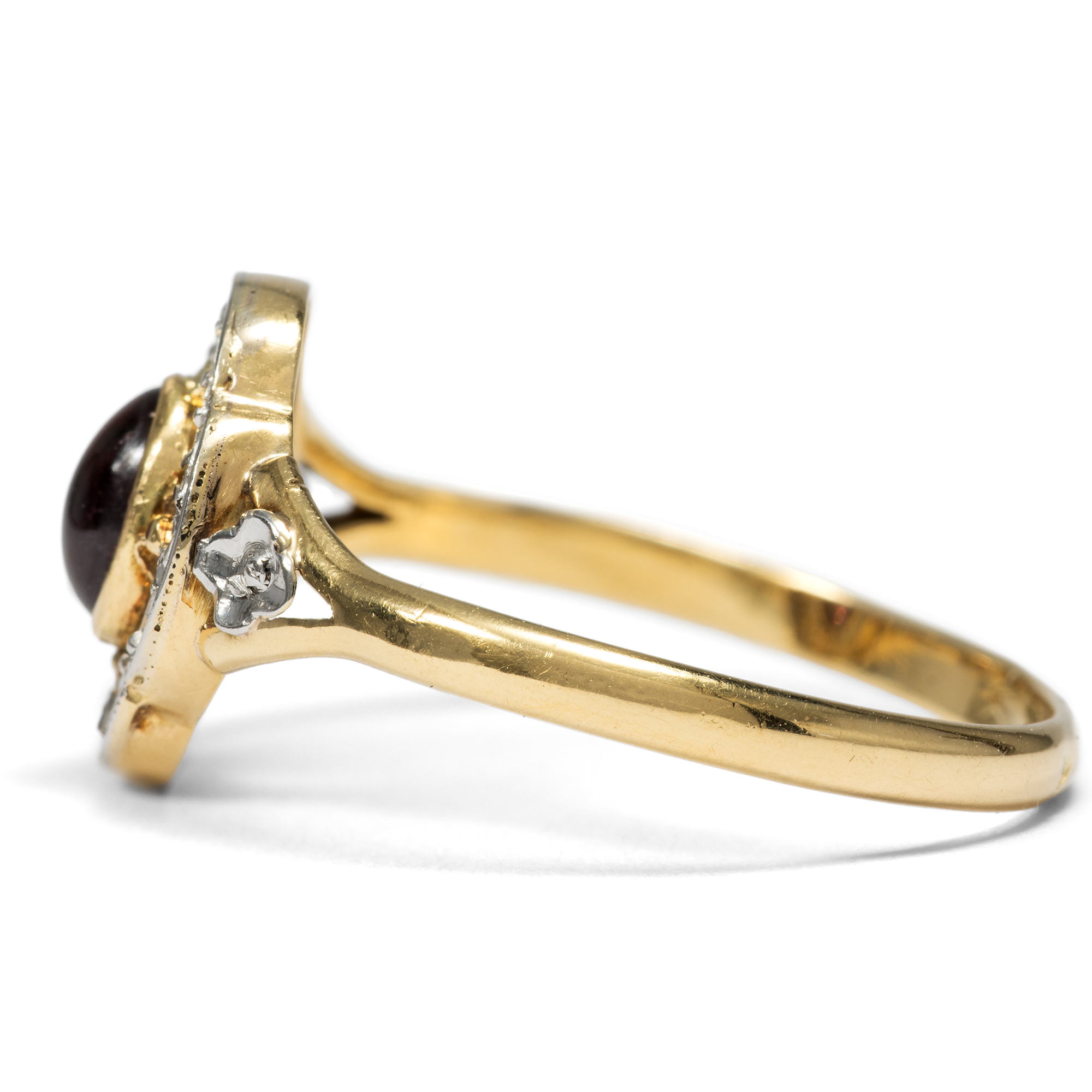 Zarter antiker Ring mit Granatcabochon und Diamantrosen, Frankreich um 1910 Zarter antiker Ring mit Granatcabochon und Diamantrosen, Frankreich um 1910
