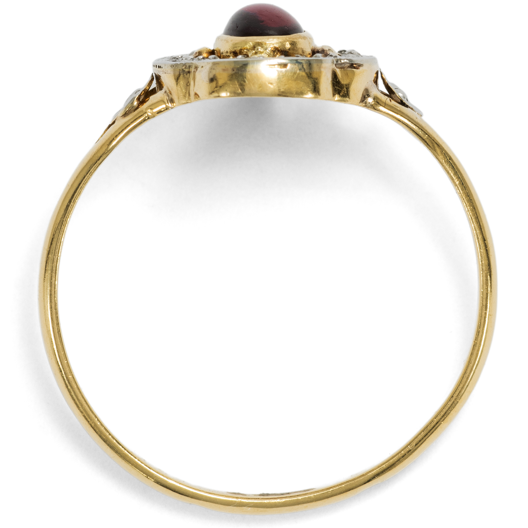 Zarter antiker Ring mit Granatcabochon und Diamantrosen, Frankreich um 1910 Zarter antiker Ring mit Granatcabochon und Diamantrosen, Frankreich um 1910