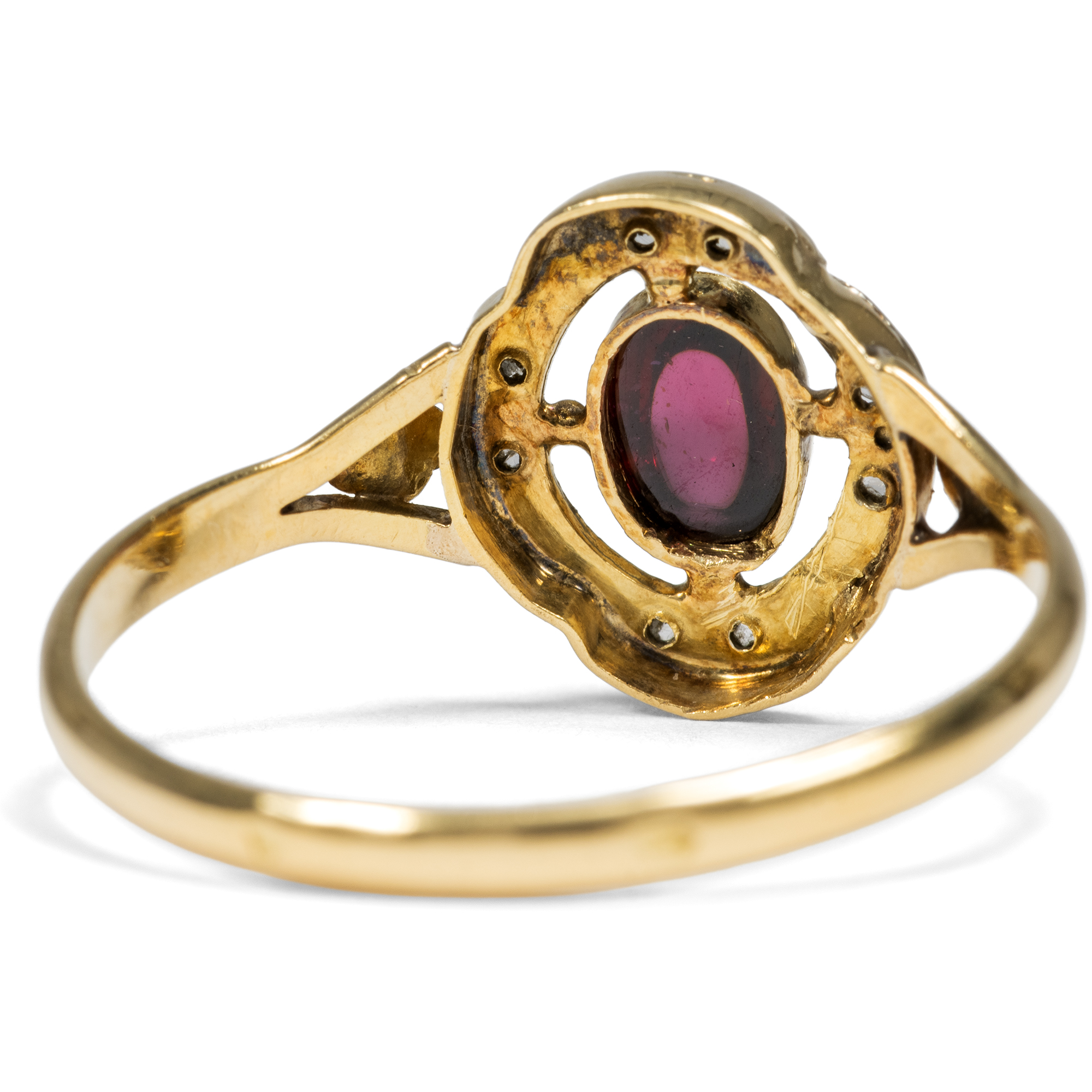 Zarter antiker Ring mit Granatcabochon und Diamantrosen, Frankreich um 1910 Zarter antiker Ring mit Granatcabochon und Diamantrosen, Frankreich um 1910