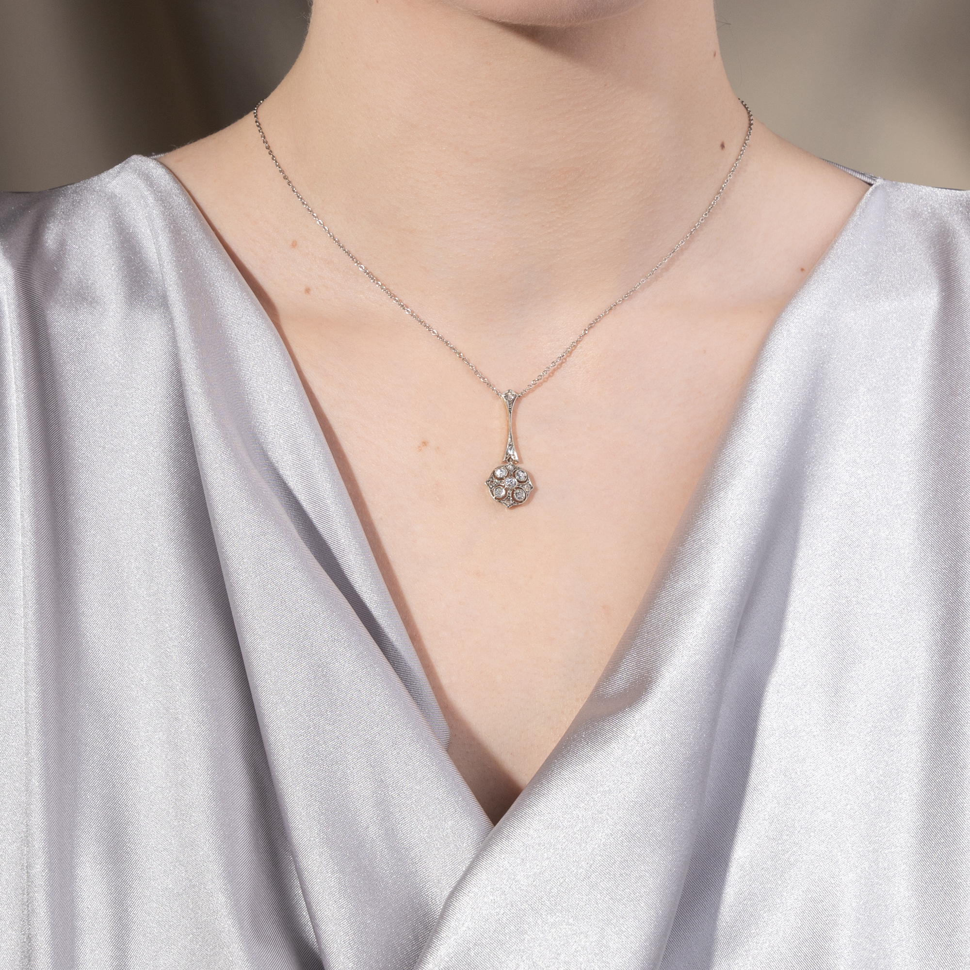 Zartes antikes Collier mit Diamanten in Gold & Platin, um 1920 Zartes antikes Collier mit Diamanten in Gold & Platin, um 1920