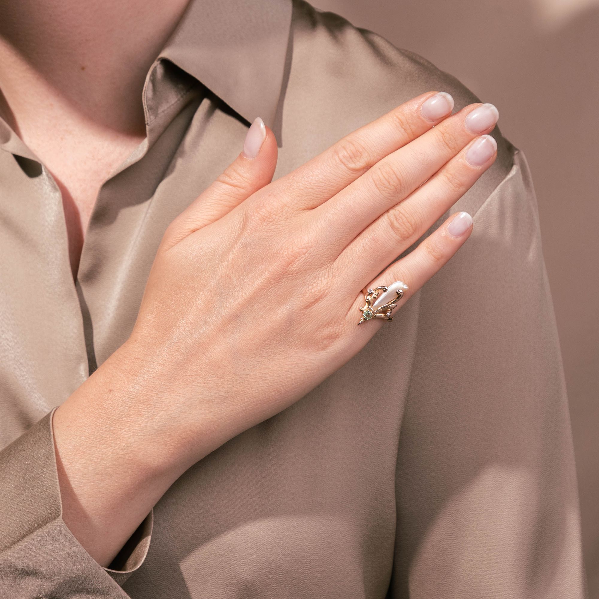 Antique Art Nouveau Ring with a Mississippi Pearl and Emerald in Gold, French, c. 1900 Antique Art Nouveau Ring with a Mississippi Pearl and Emerald in Gold, French, c. 1900