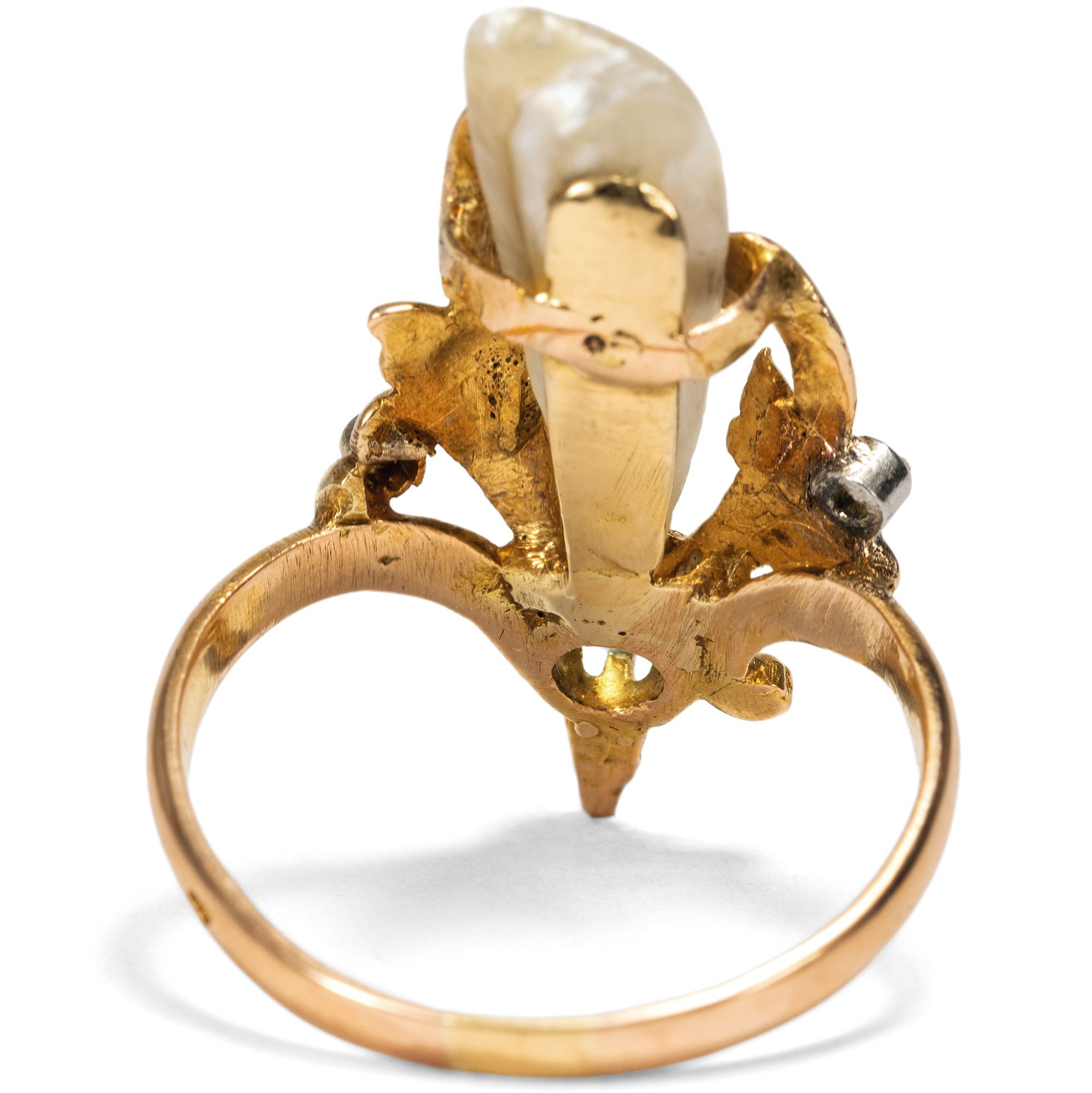 Antique Art Nouveau Ring with a Mississippi Pearl and Emerald in Gold, French, c. 1900 Antique Art Nouveau Ring with a Mississippi Pearl and Emerald in Gold, French, c. 1900