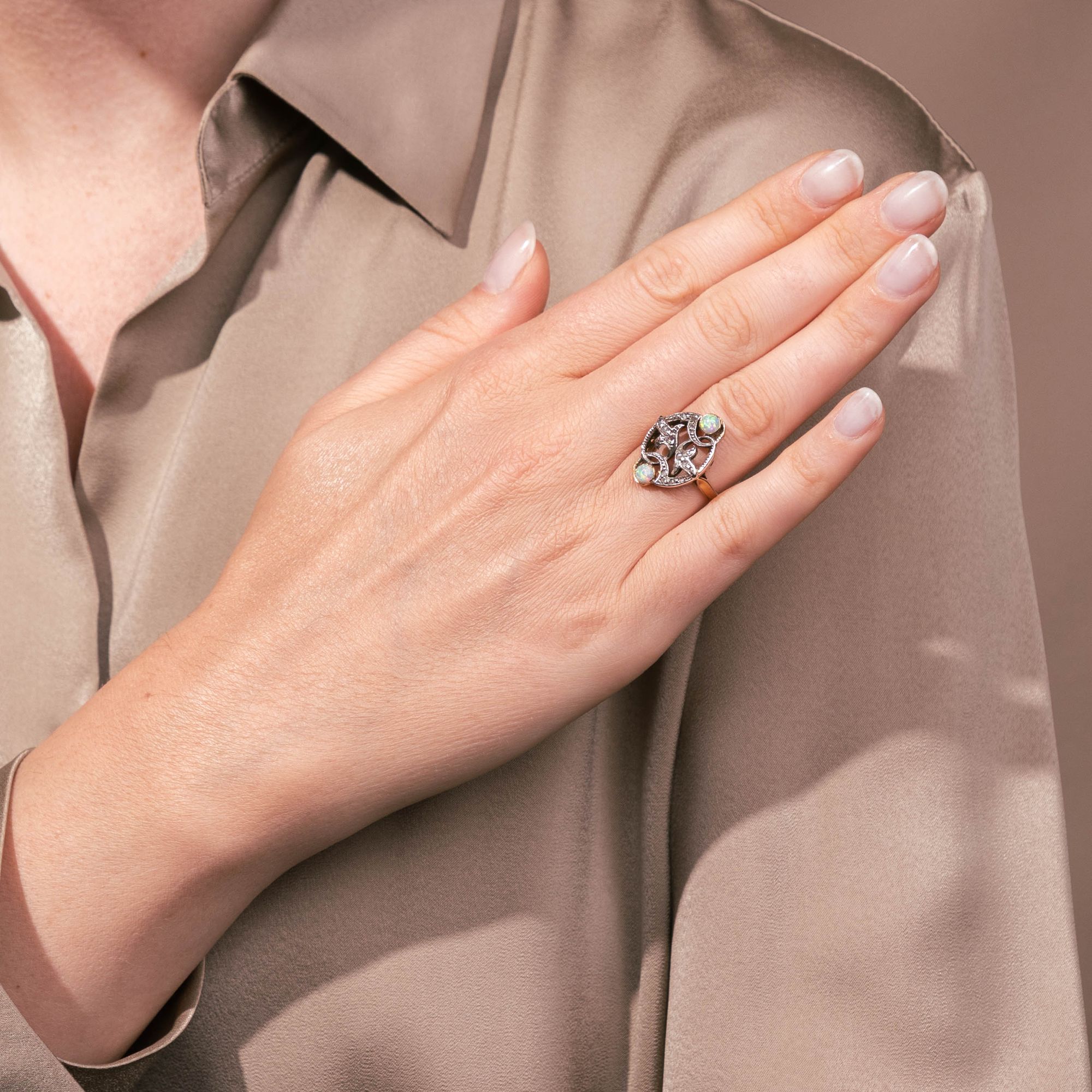 Ungewöhnlicher Ring mit Opalen und Diamantrosen in Silber auf Gold, um 1900 und später Ungewöhnlicher Ring mit Opalen und Diamantrosen in Silber auf Gold, um 1900 und später