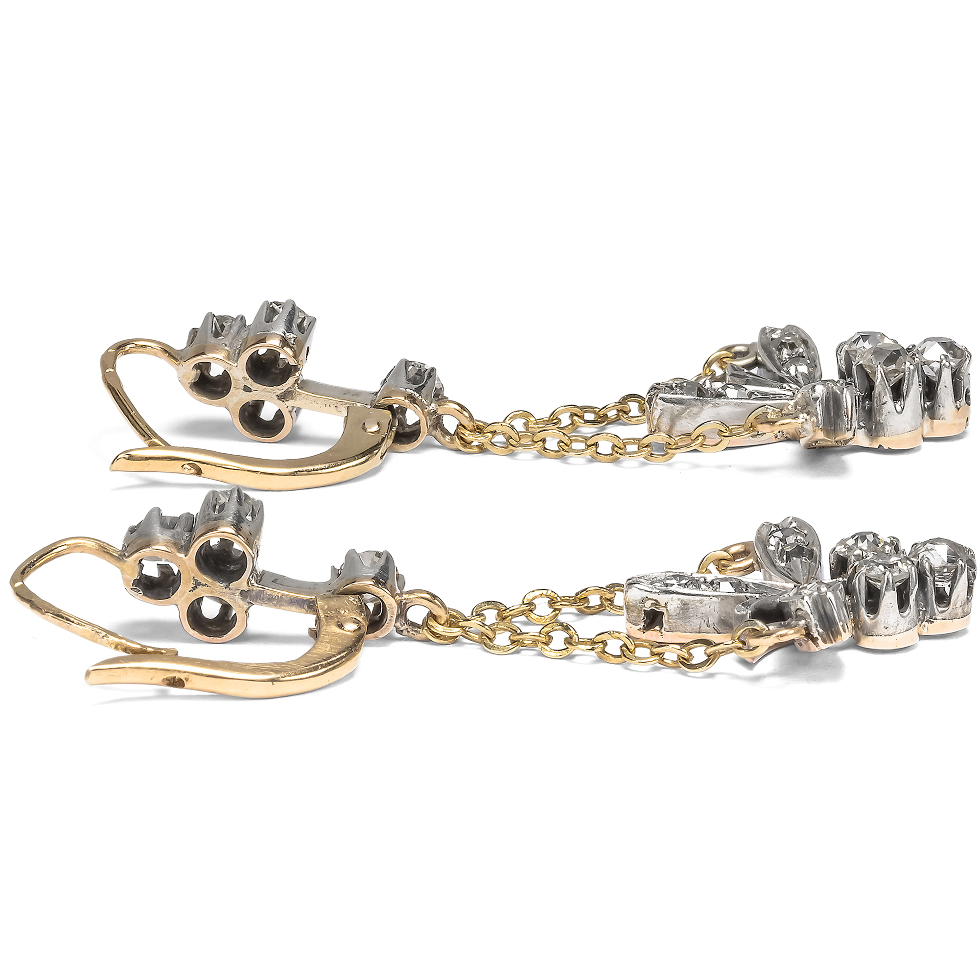 Lange Ohrringe aus antiken Elementen mit Diamanten in Gold & Silber, um 1890 & später Lange Ohrringe aus antiken Elementen mit Diamanten in Gold & Silber, um 1890 & später