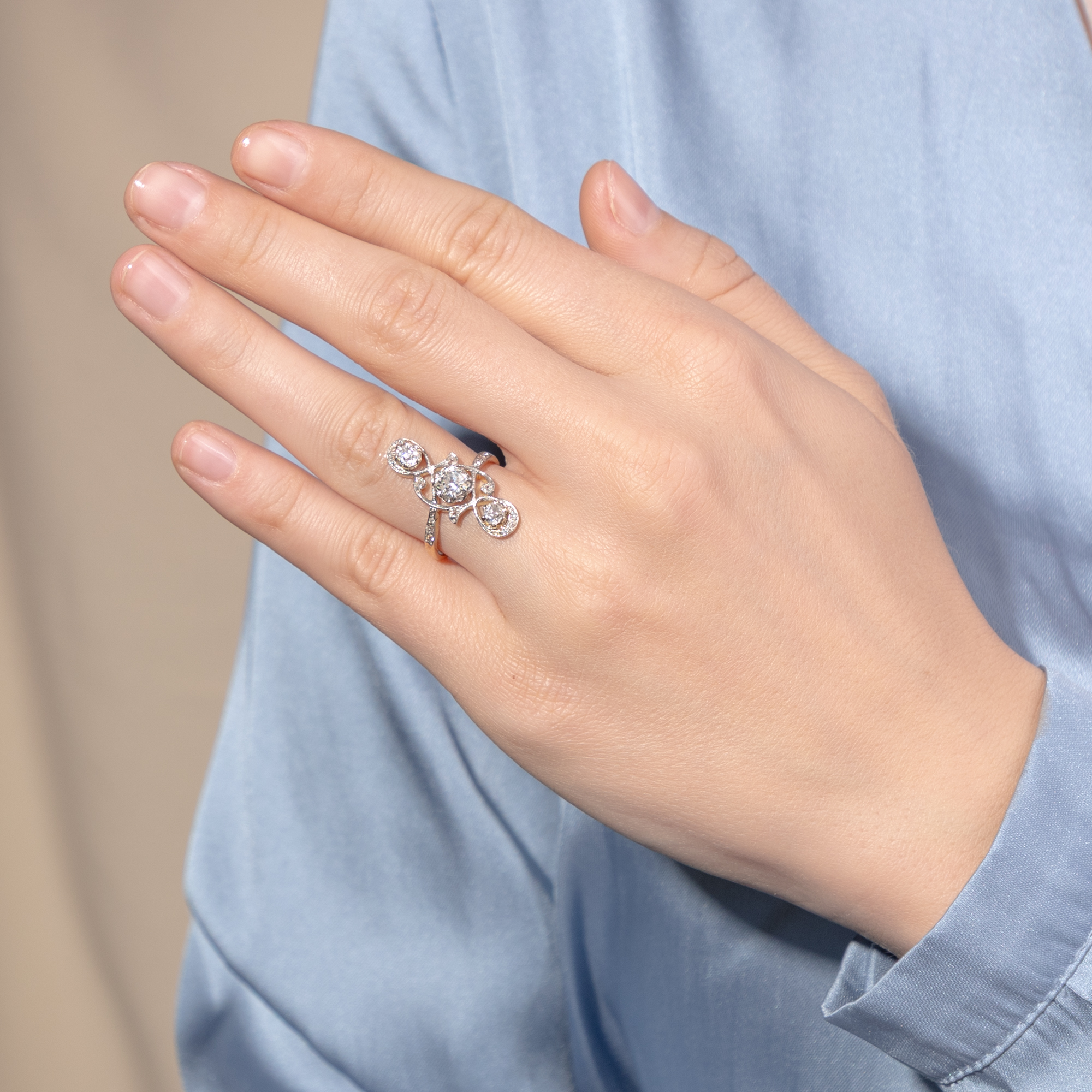 Feiner antiker Ring mit Diamanten im Altschliff in Platin auf Gold, um 1905 Feiner antiker Ring mit Diamanten im Altschliff in Platin auf Gold, um 1905