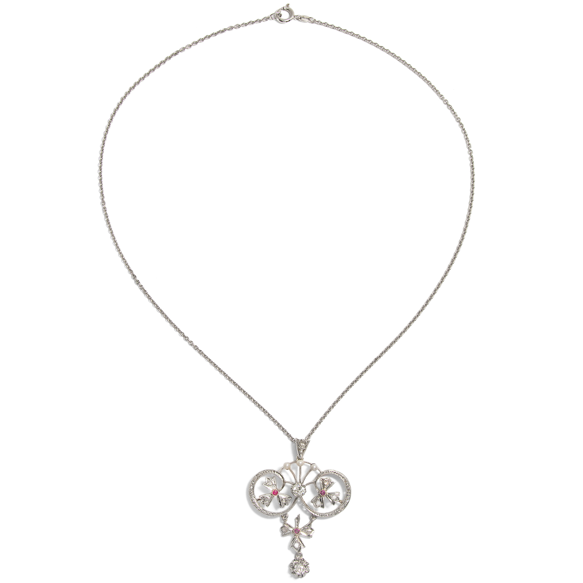 Kostbarer Anhänger mit Diamanten, Naturperlen und Rubinen, Frankreich um 1910 Kostbarer Anhänger mit Diamanten, Naturperlen und Rubinen, Frankreich um 1910