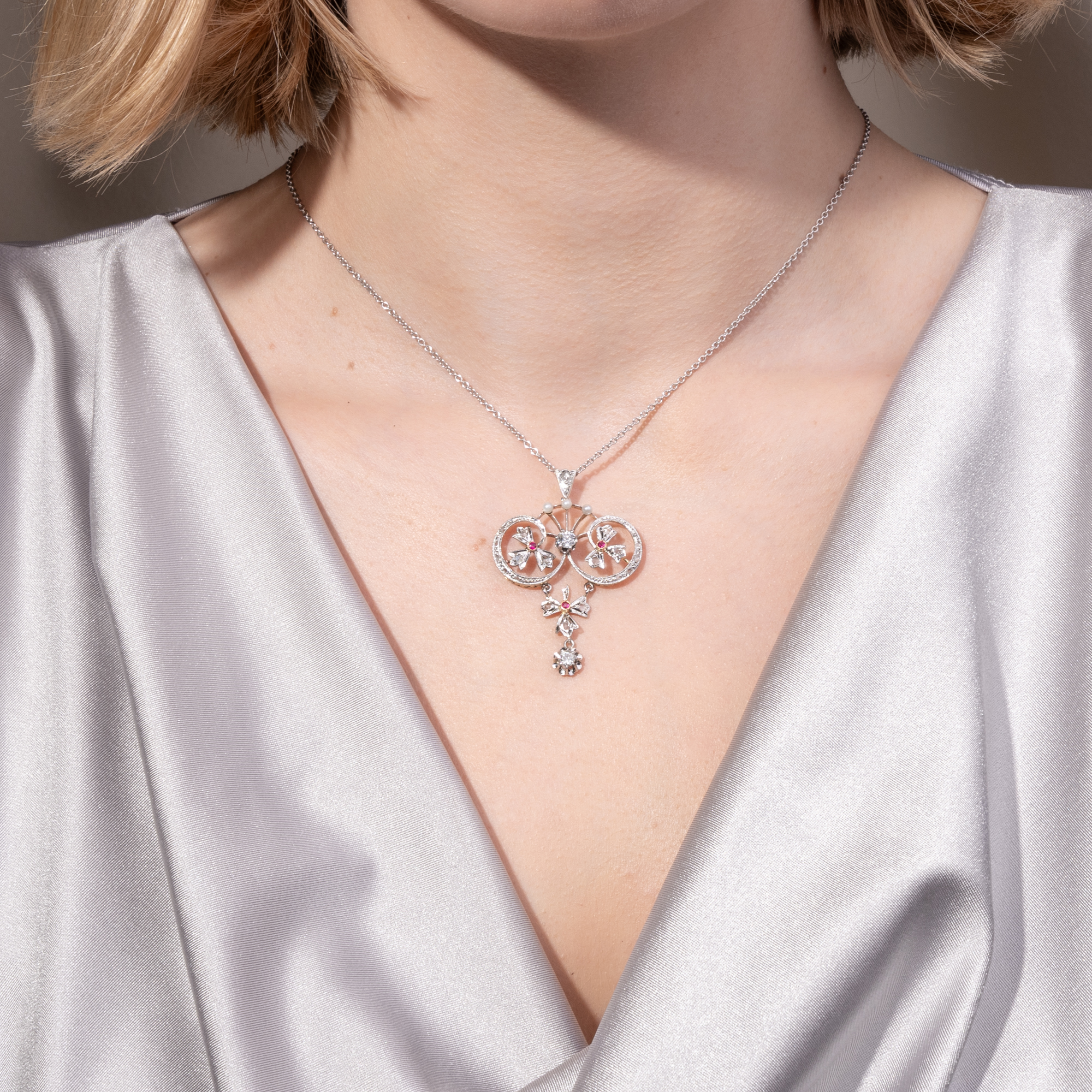 Kostbarer Anhänger mit Diamanten, Naturperlen und Rubinen, Frankreich um 1910 Kostbarer Anhänger mit Diamanten, Naturperlen und Rubinen, Frankreich um 1910