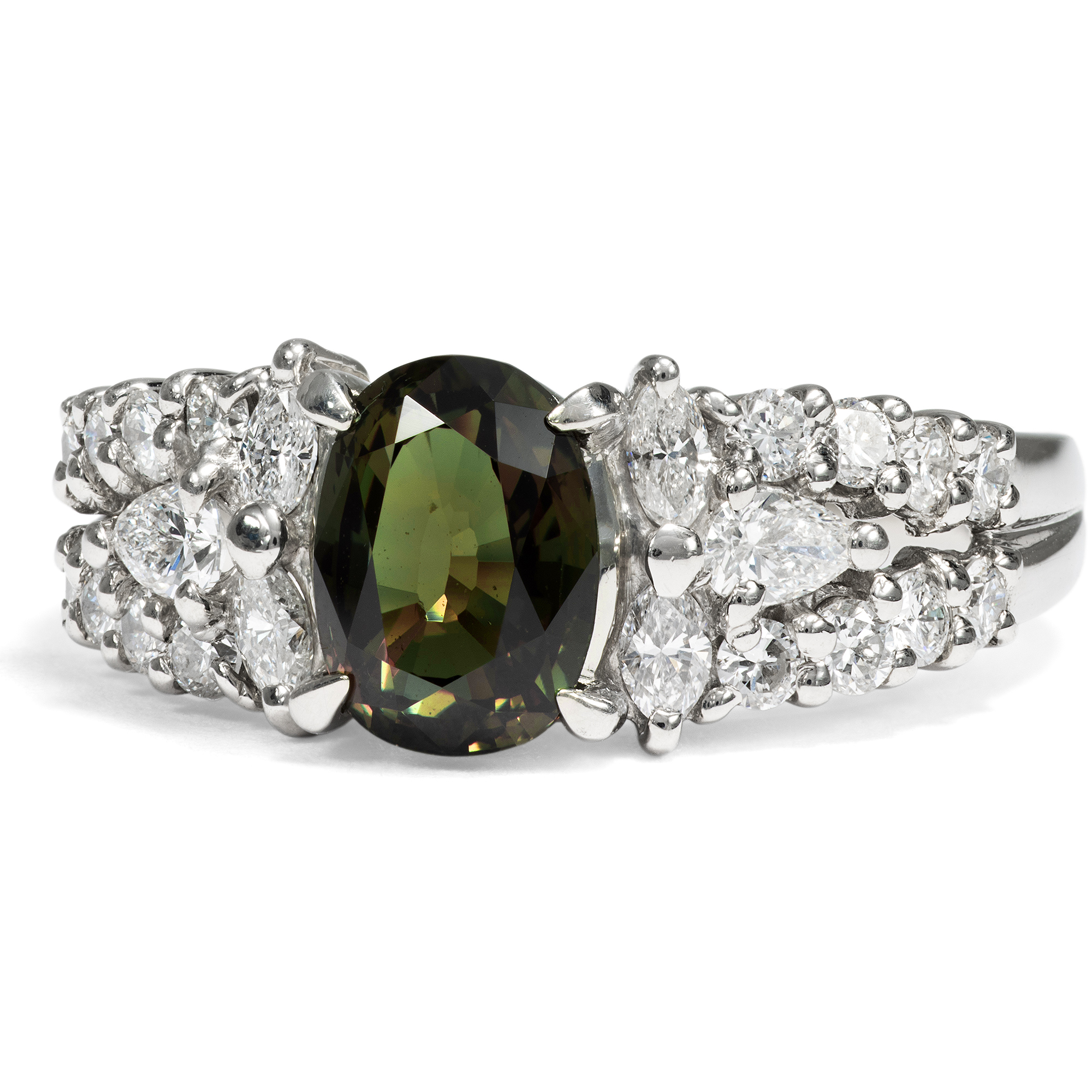 Moderner Ring mit einem farbwechselnden, natürlichen Alexandrit & Diamanten, um 2000 Moderner Ring mit einem farbwechselnden, natürlichen Alexandrit & Diamanten, um 2000