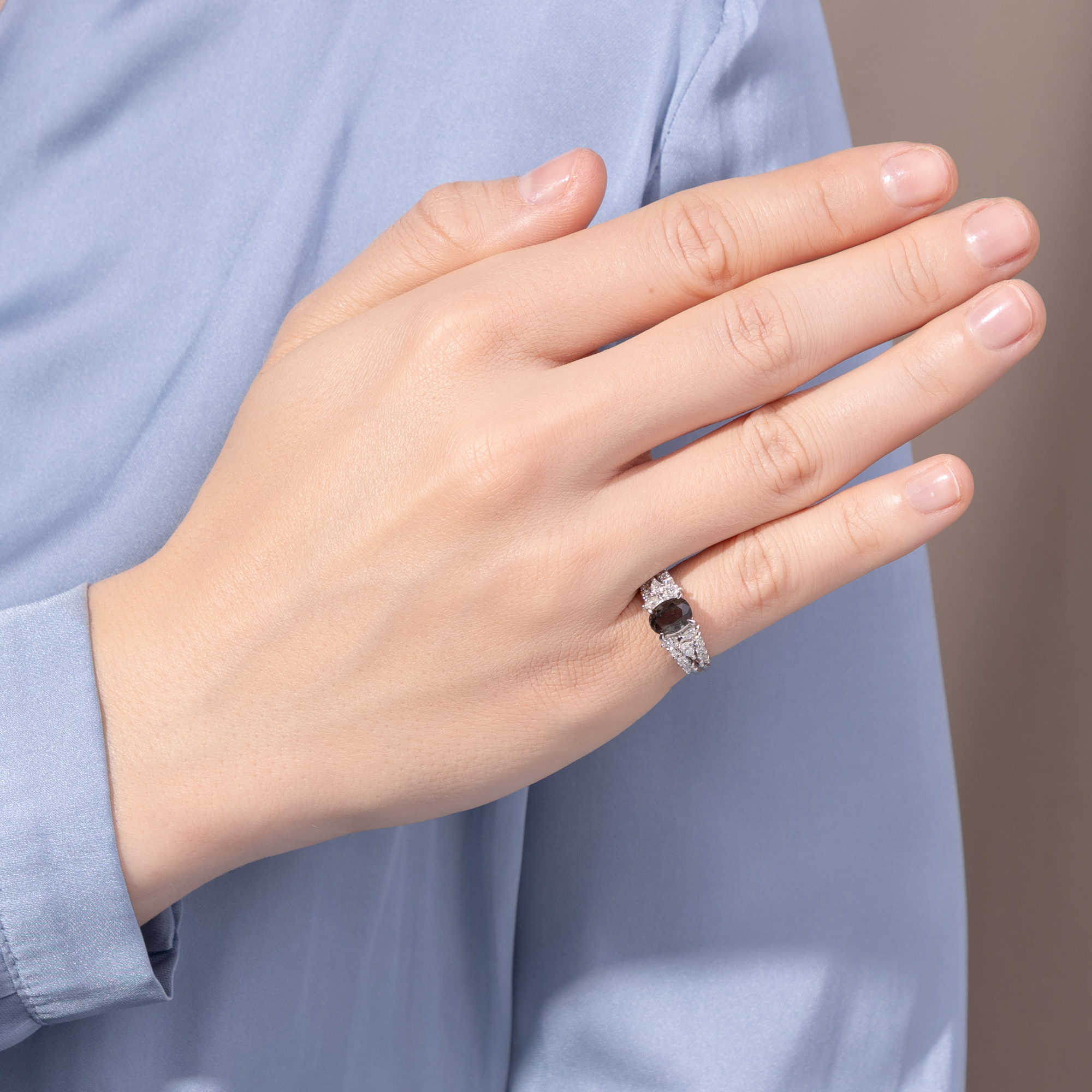 Moderner Ring mit einem farbwechselnden, natürlichen Alexandrit & Diamanten, um 2000 Moderner Ring mit einem farbwechselnden, natürlichen Alexandrit & Diamanten, um 2000