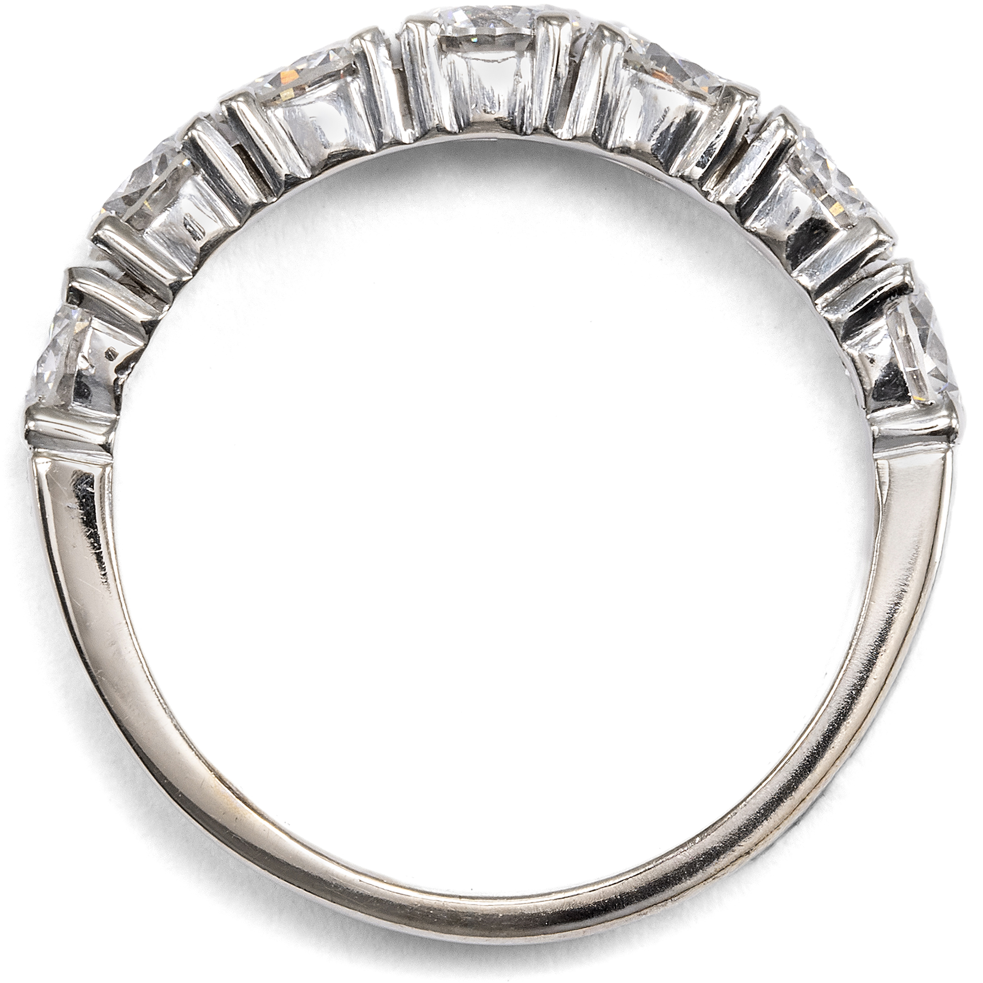 Zeitloser „Half-Memory“-Ring mit sieben Brillanten in Weißgold, Deutschland um 2000 Zeitloser „Half-Memory“-Ring mit sieben Brillanten in Weißgold, Deutschland um 2000