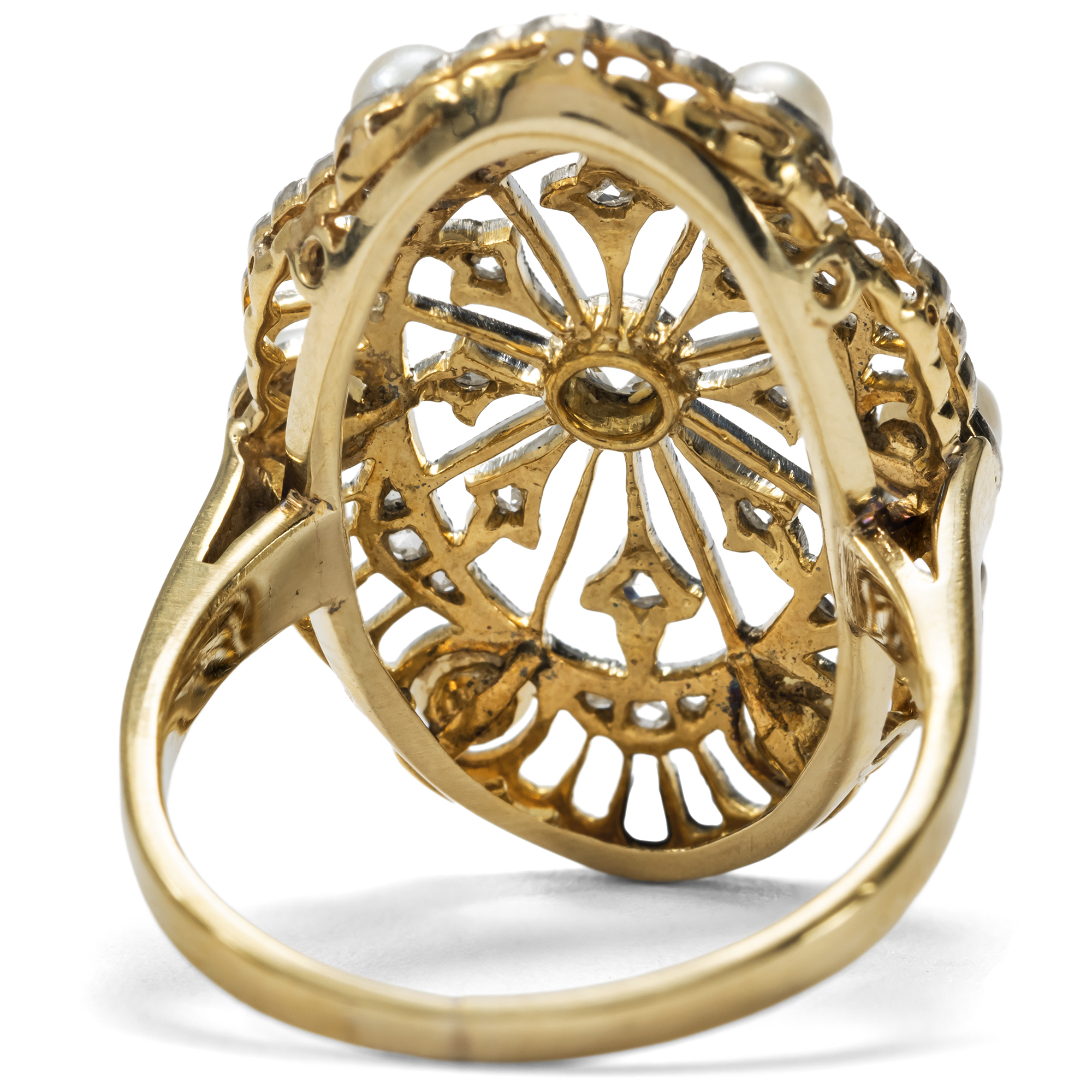 Eleganter Ring mit Naturperlen & Diamanten in Platin auf Gold, um 1910 & später Eleganter Ring mit Naturperlen & Diamanten in Platin auf Gold, um 1910 & später