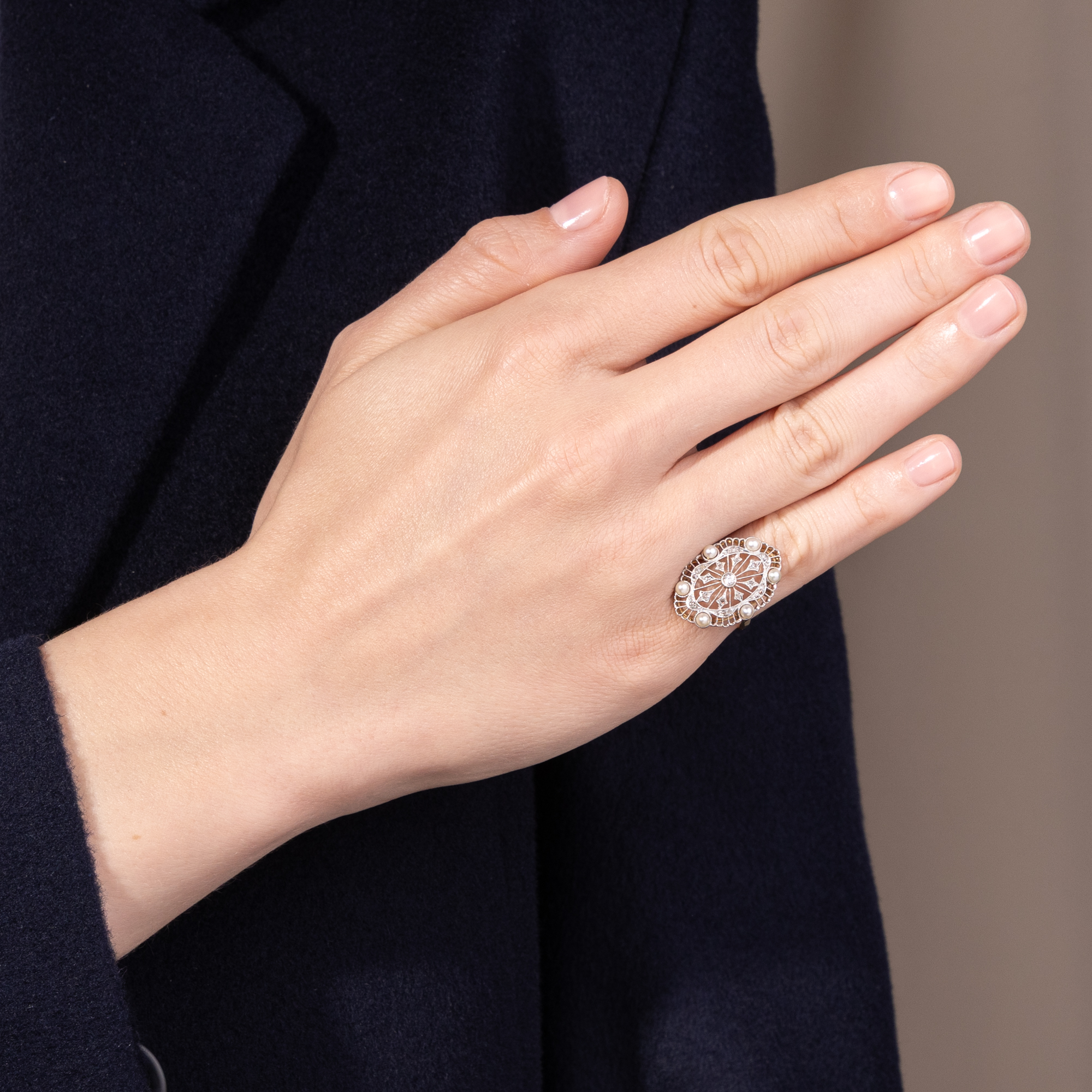 Eleganter Ring mit Naturperlen & Diamanten in Platin auf Gold, um 1910 & später Eleganter Ring mit Naturperlen & Diamanten in Platin auf Gold, um 1910 & später