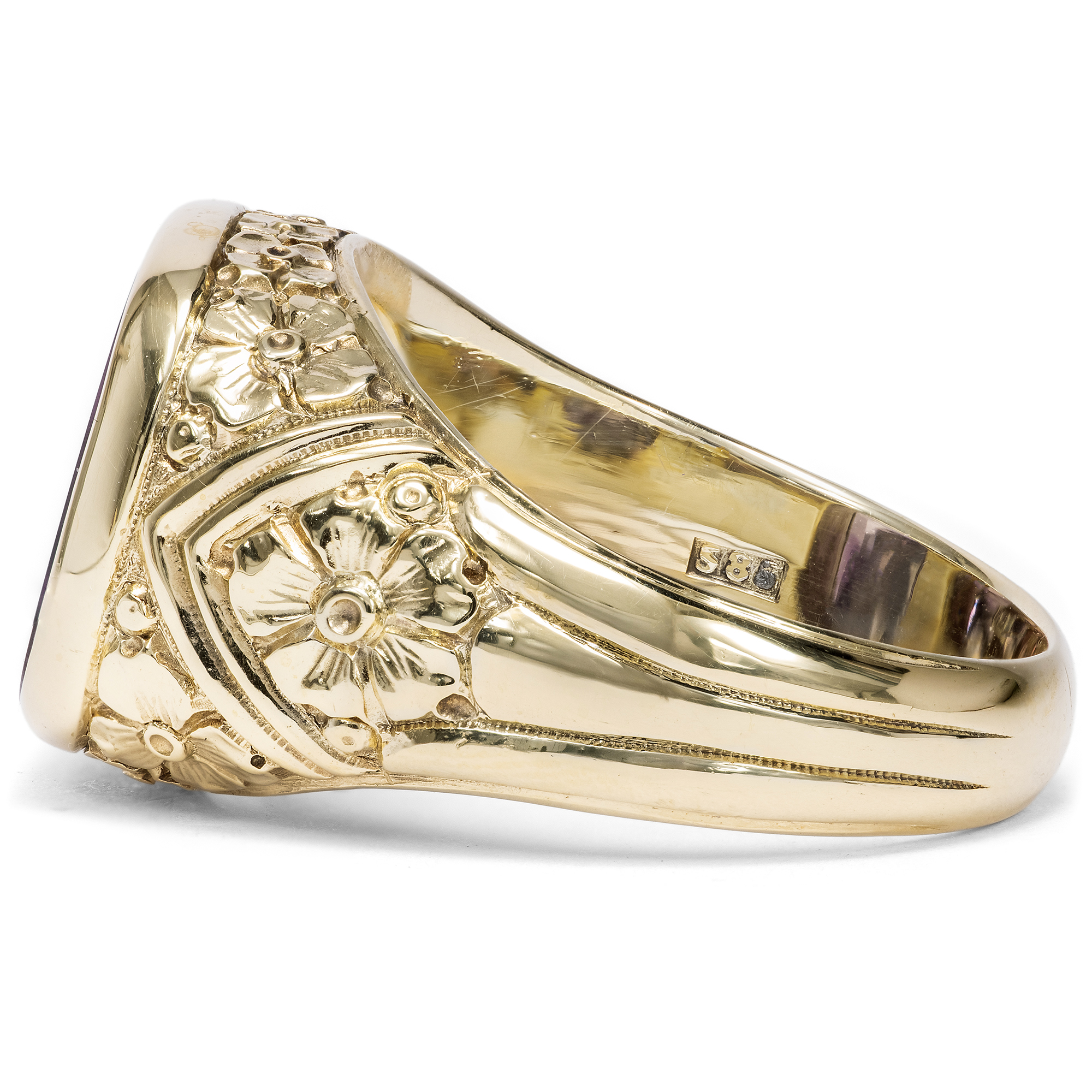 Fein gravierter Ring mit Amethyst in Gold, um 1910 Fein gravierter Ring mit Amethyst in Gold, um 1910