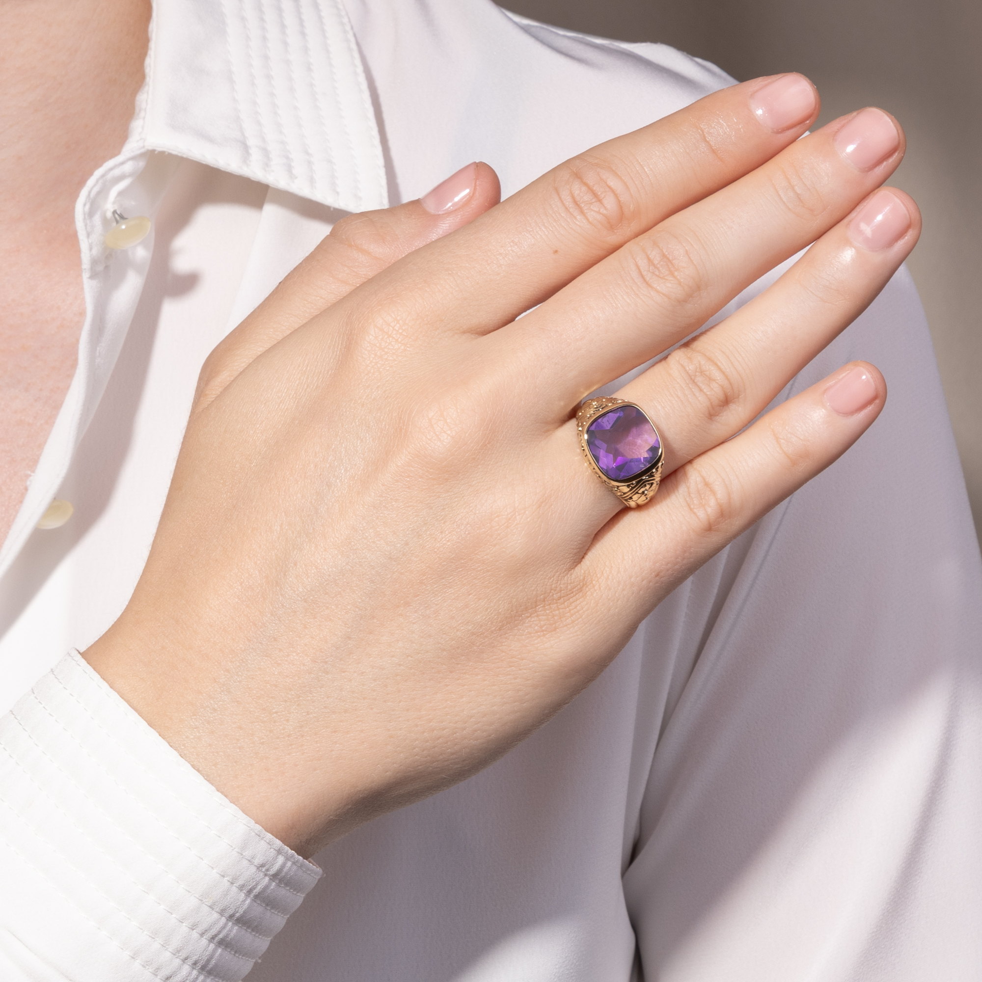 Fein gravierter Ring mit Amethyst in Gold, um 1910 Fein gravierter Ring mit Amethyst in Gold, um 1910