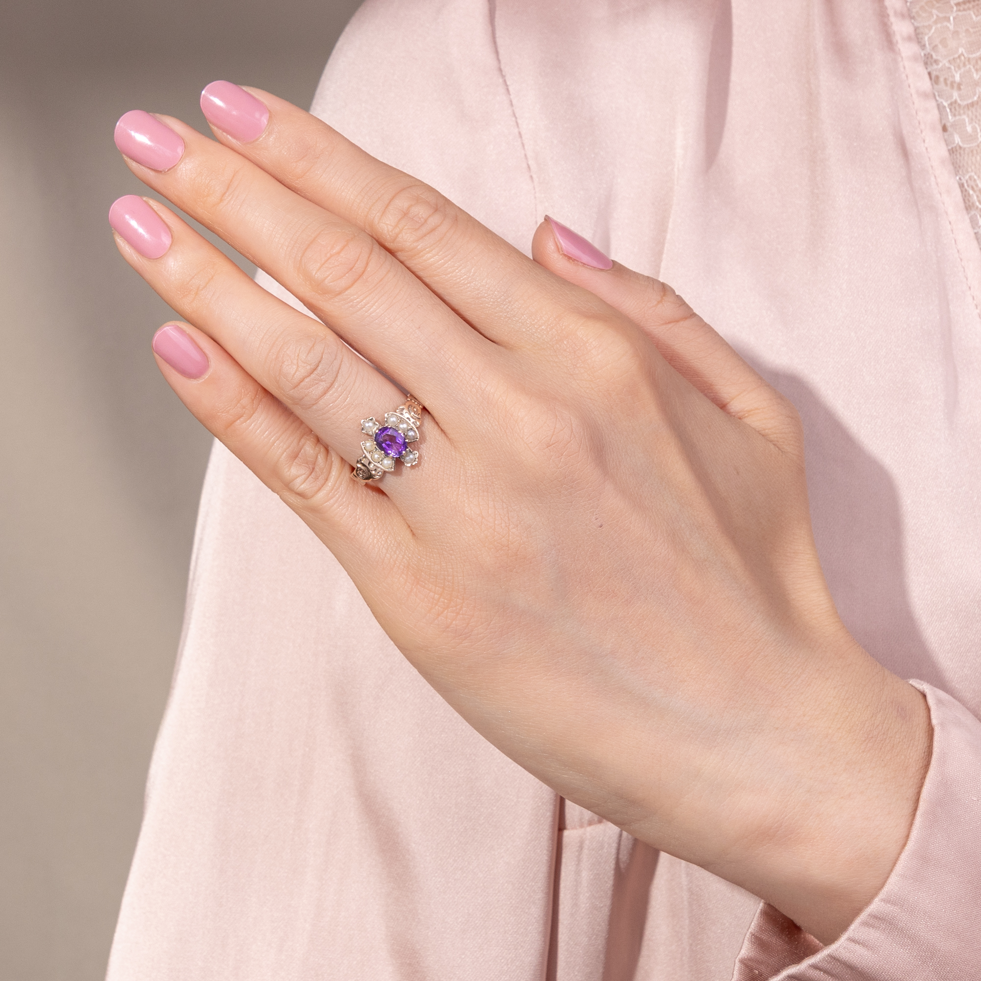Zarter Goldring mit Amethyst und Perlen, um 1890 Zarter Goldring mit Amethyst und Perlen, um 1890