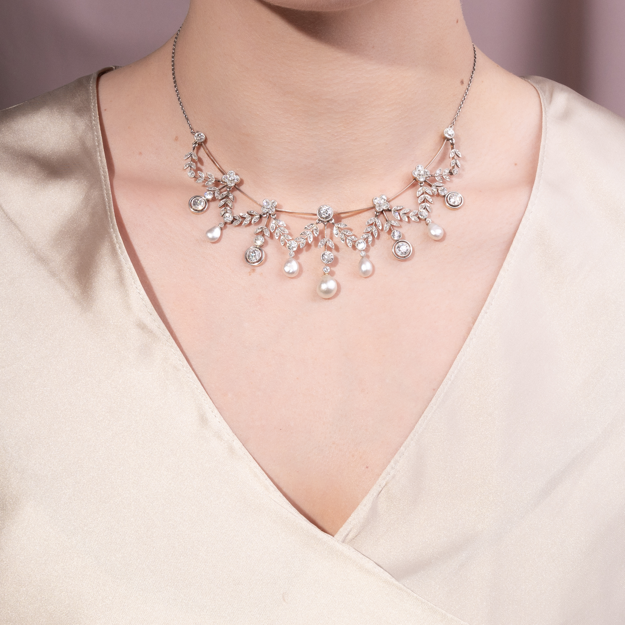 Elegantes Collier der Belle Époque mit Naturperlen & Diamanten, um 1910 Elegantes Collier der Belle Époque mit Naturperlen & Diamanten, um 1910