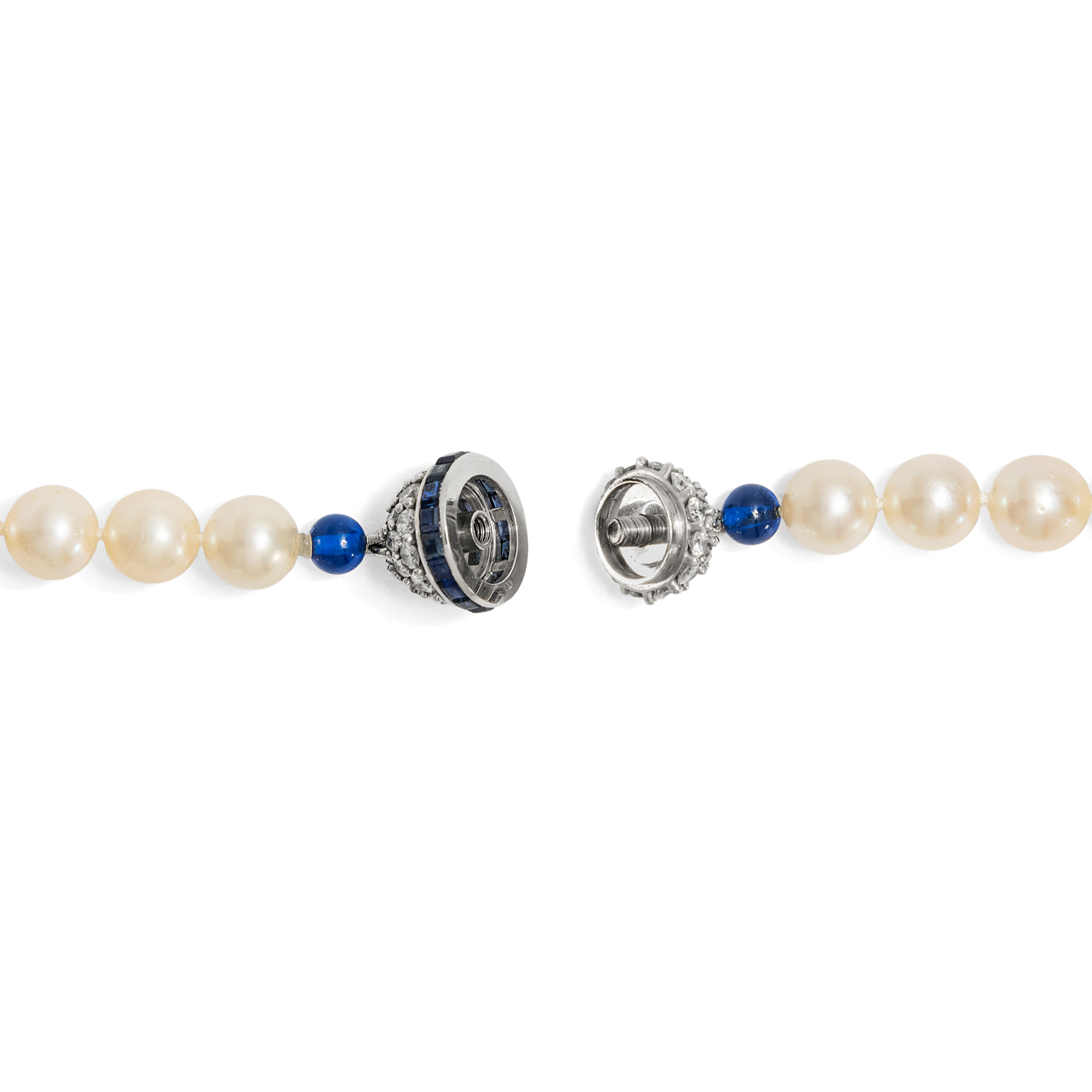 Fabelhafte Akoya-Perlenkette mit einer Schließe mit Saphiren & Diamanten, Bucherer um 1985 Fabelhafte Akoya-Perlenkette mit einer Schließe mit Saphiren & Diamanten, Bucherer um 1985