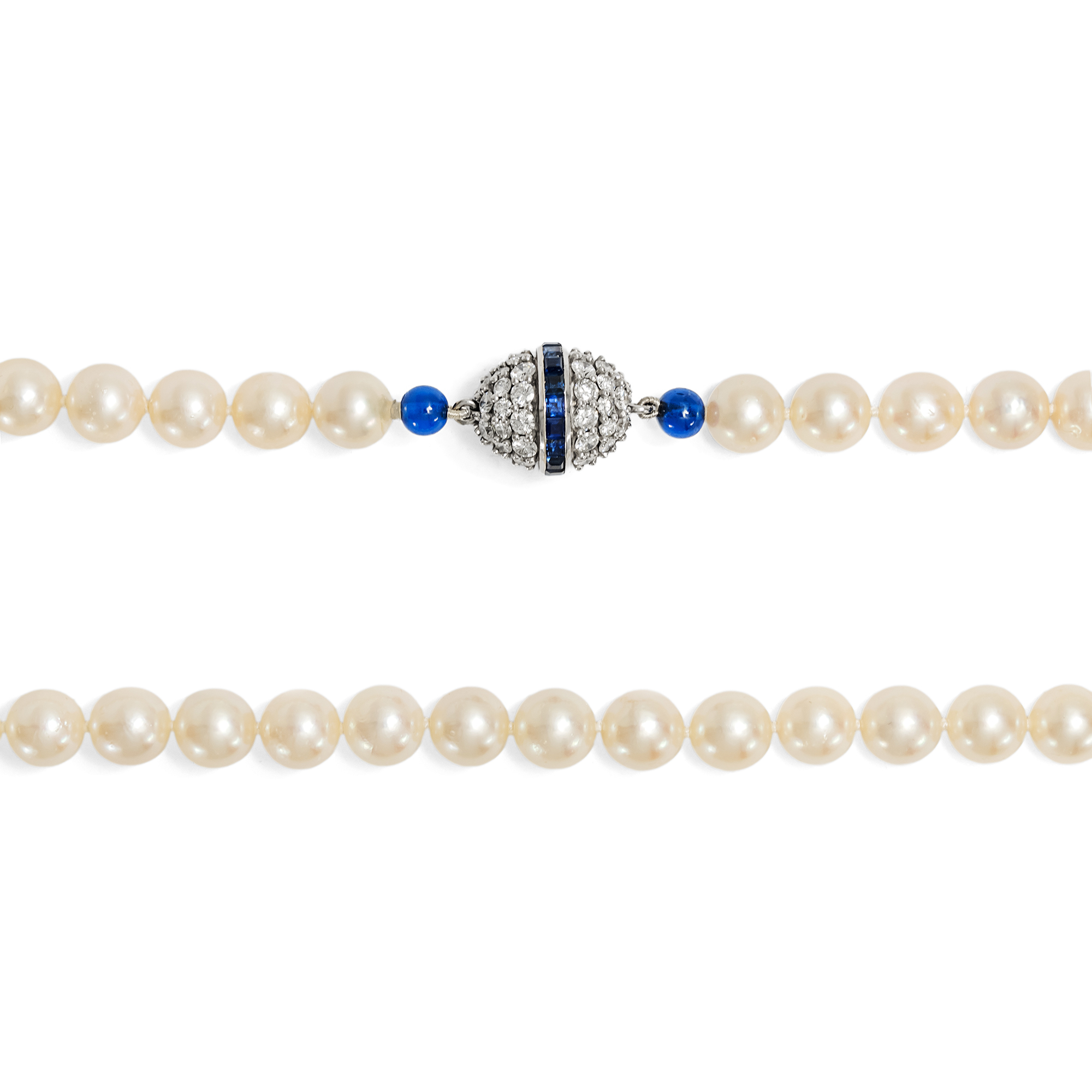 Fabelhafte Akoya-Perlenkette mit einer Schließe mit Saphiren & Diamanten, Bucherer um 1985 Fabelhafte Akoya-Perlenkette mit einer Schließe mit Saphiren & Diamanten, Bucherer um 1985