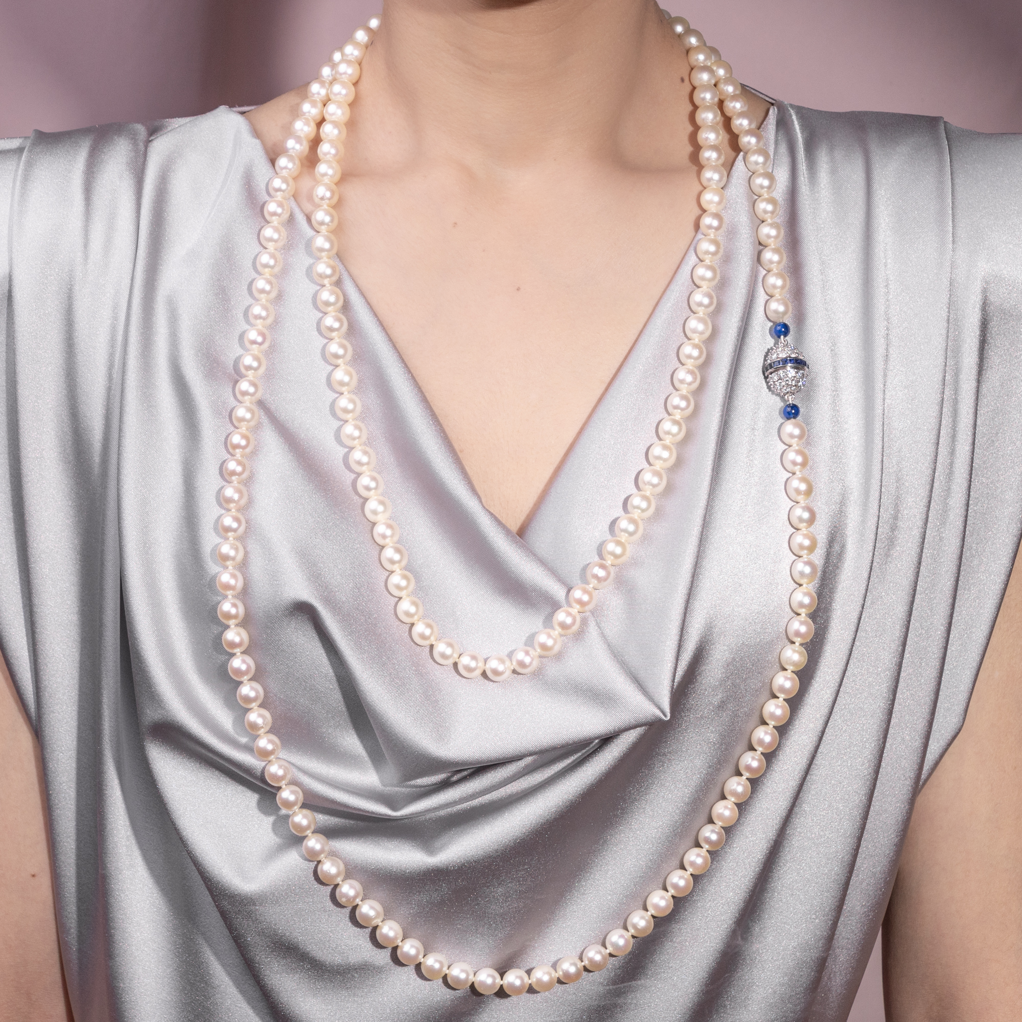 Fabelhafte Akoya-Perlenkette mit einer Schließe mit Saphiren & Diamanten, Bucherer um 1985 Fabelhafte Akoya-Perlenkette mit einer Schließe mit Saphiren & Diamanten, Bucherer um 1985