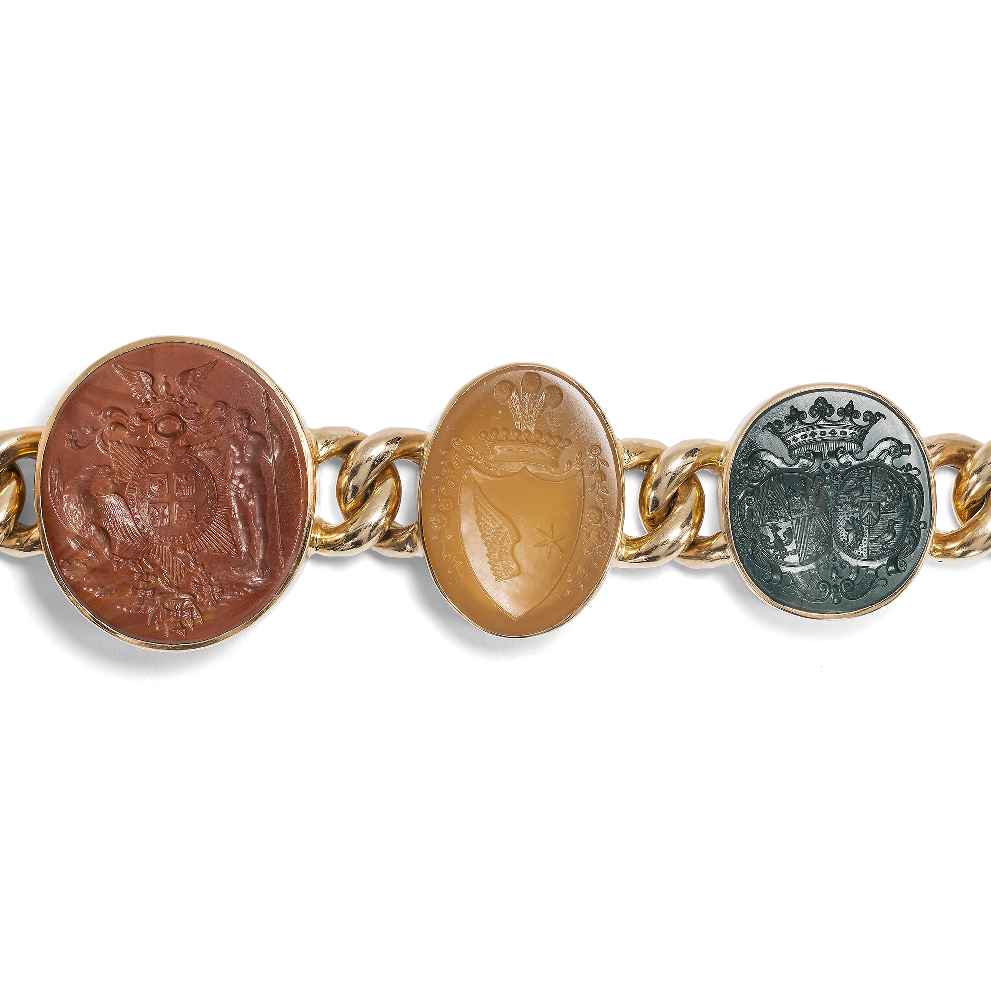 Ungewöhnliches Armband mit großen antiken Wappen-Intaglios in Gold, Wien um 1985 Ungewöhnliches Armband mit großen antiken Wappen-Intaglios in Gold, Wien um 1985