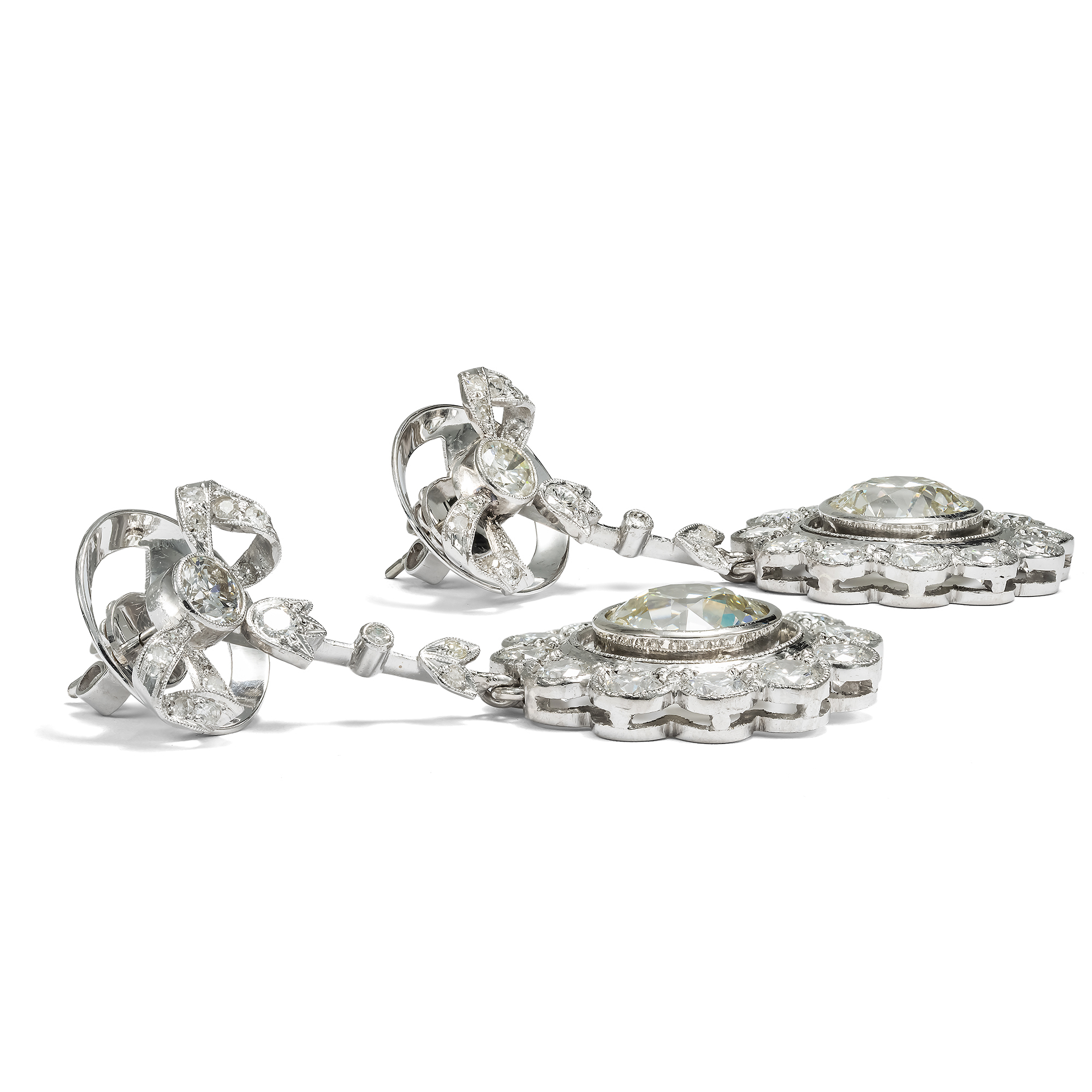 Eindrucksvolle Ohrringe mit 14,95 ct Diamanten in Weißgold & Platin, um 1910 / um 1960 Eindrucksvolle Ohrringe mit 14,95 ct Diamanten in Weißgold & Platin, um 1910 / um 1960
