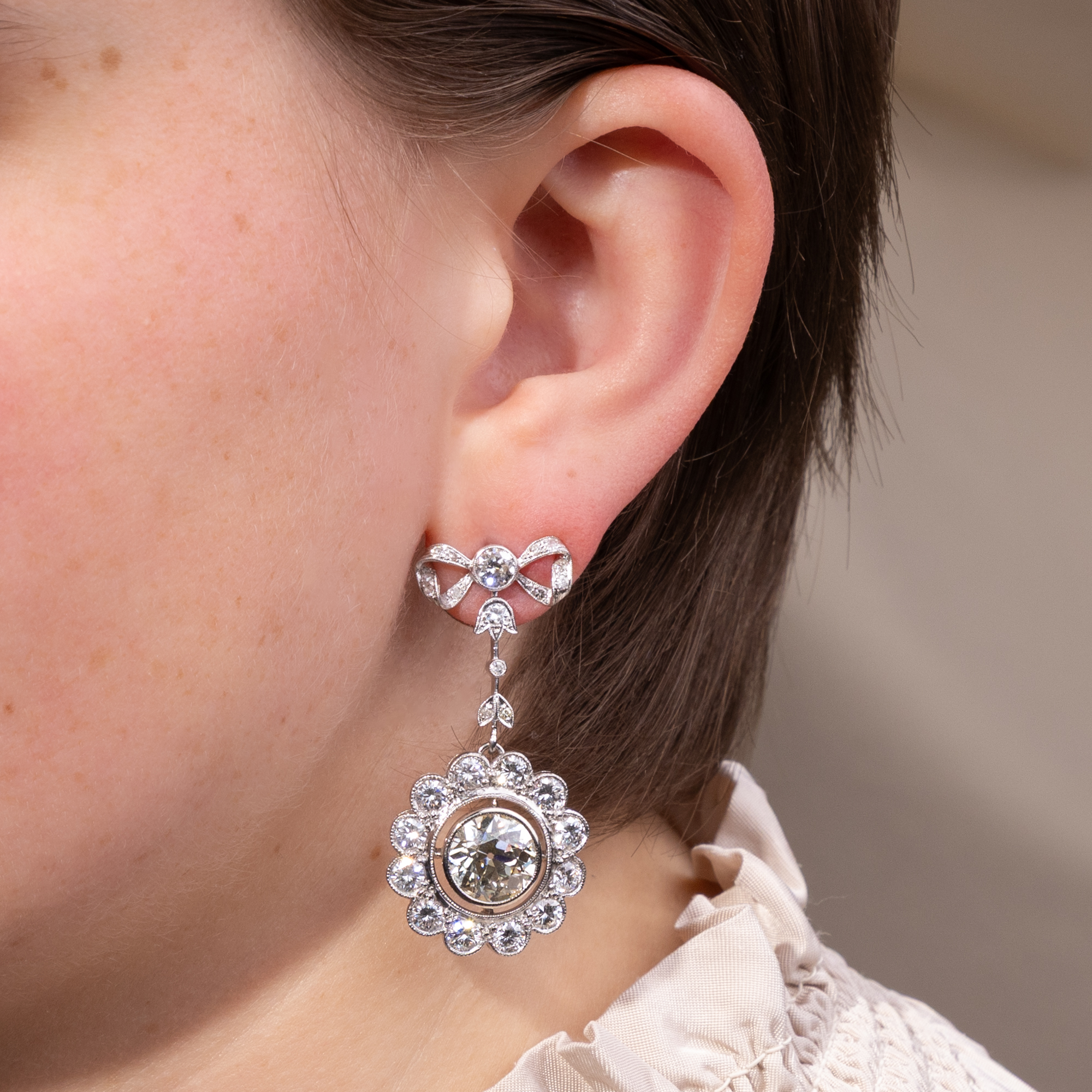 Eindrucksvolle Ohrringe mit 14,95 ct Diamanten in Weißgold & Platin, um 1910 / um 1960 Eindrucksvolle Ohrringe mit 14,95 ct Diamanten in Weißgold & Platin, um 1910 / um 1960