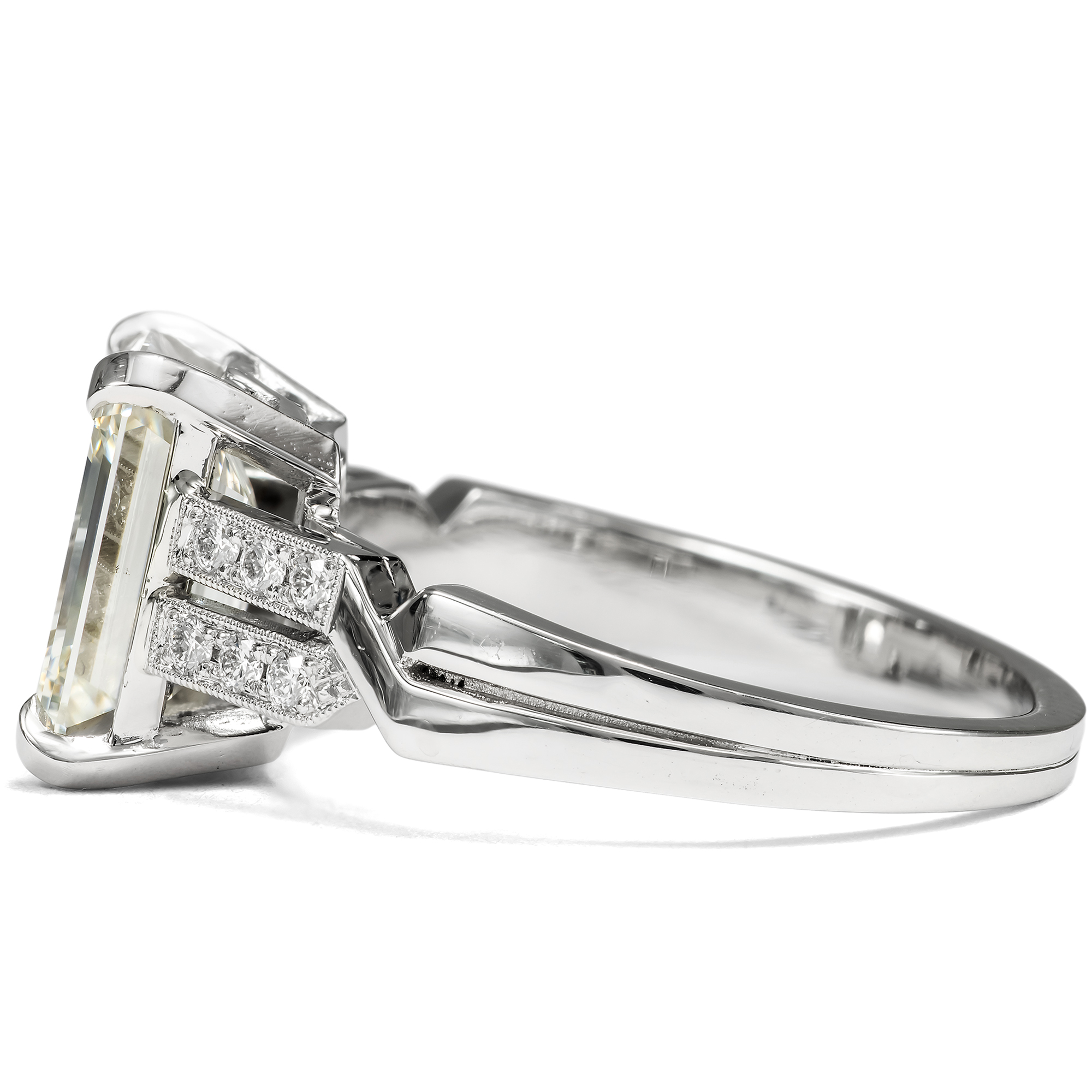 Kostbarer Ring mit 3,03 ct Emerald Cut Diamant in Platin, aus unserer Werkstatt Kostbarer Ring mit 3,03 ct Emerald Cut Diamant in Platin, aus unserer Werkstatt