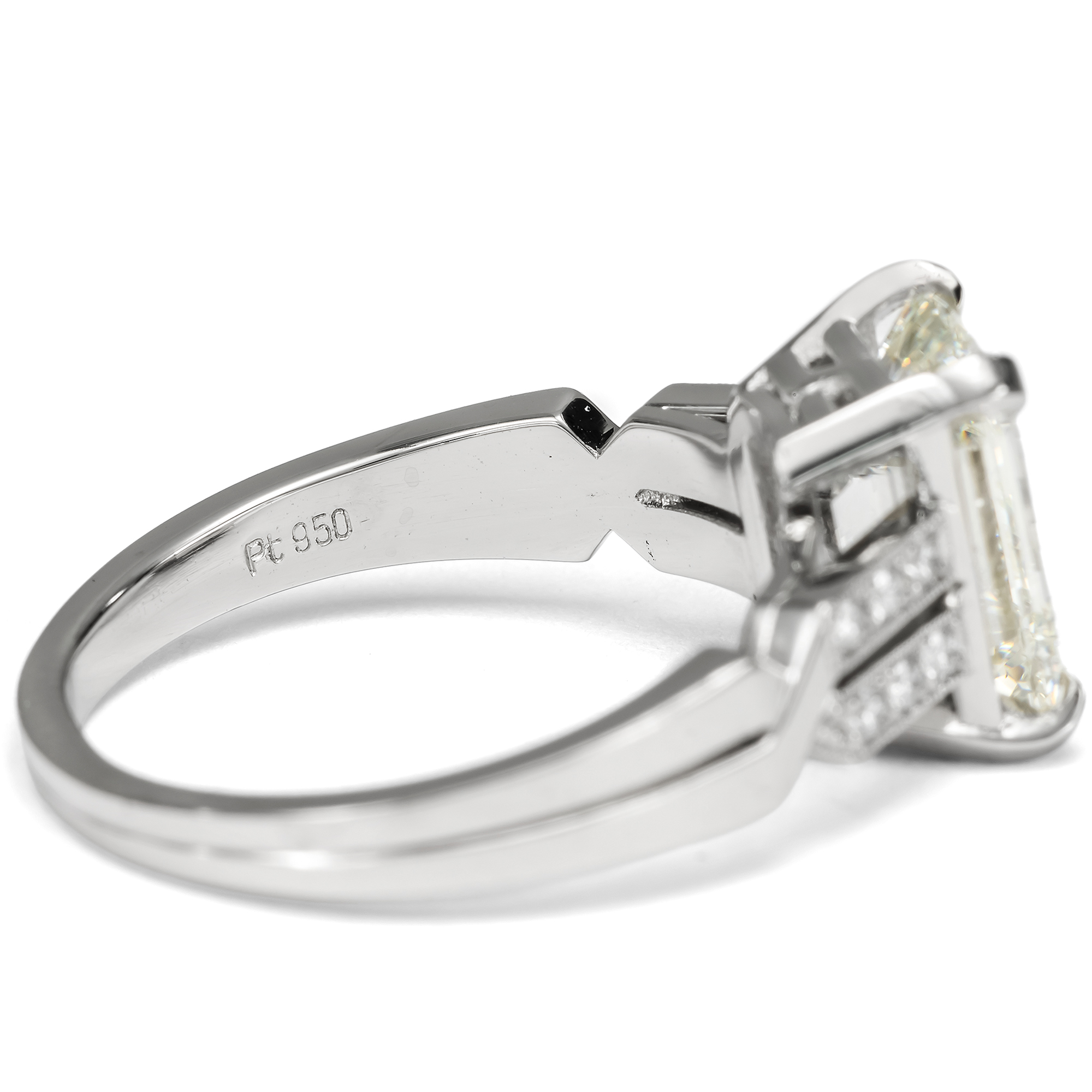 Kostbarer Ring mit 3,03 ct Emerald Cut Diamant in Platin, aus unserer Werkstatt Kostbarer Ring mit 3,03 ct Emerald Cut Diamant in Platin, aus unserer Werkstatt
