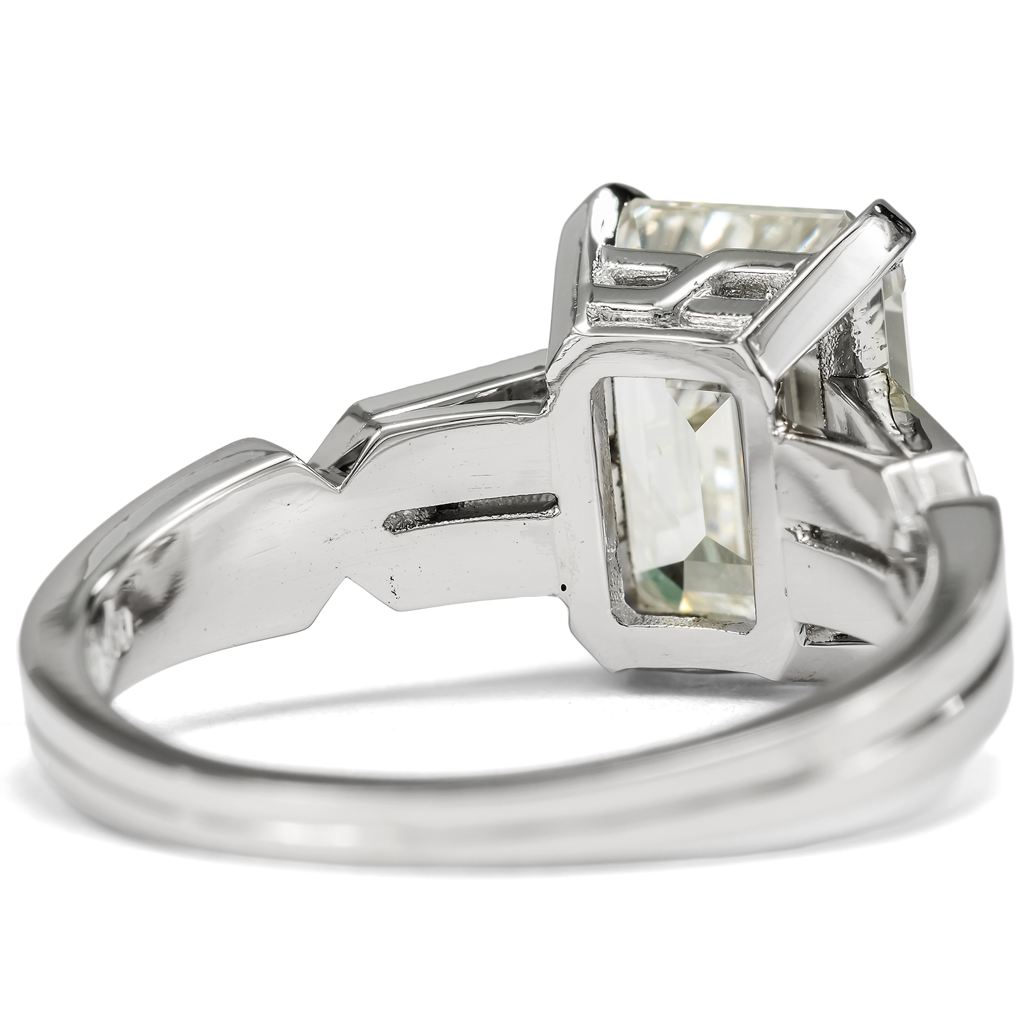Kostbarer Ring mit 3,03 ct Emerald Cut Diamant in Platin, aus unserer Werkstatt Kostbarer Ring mit 3,03 ct Emerald Cut Diamant in Platin, aus unserer Werkstatt