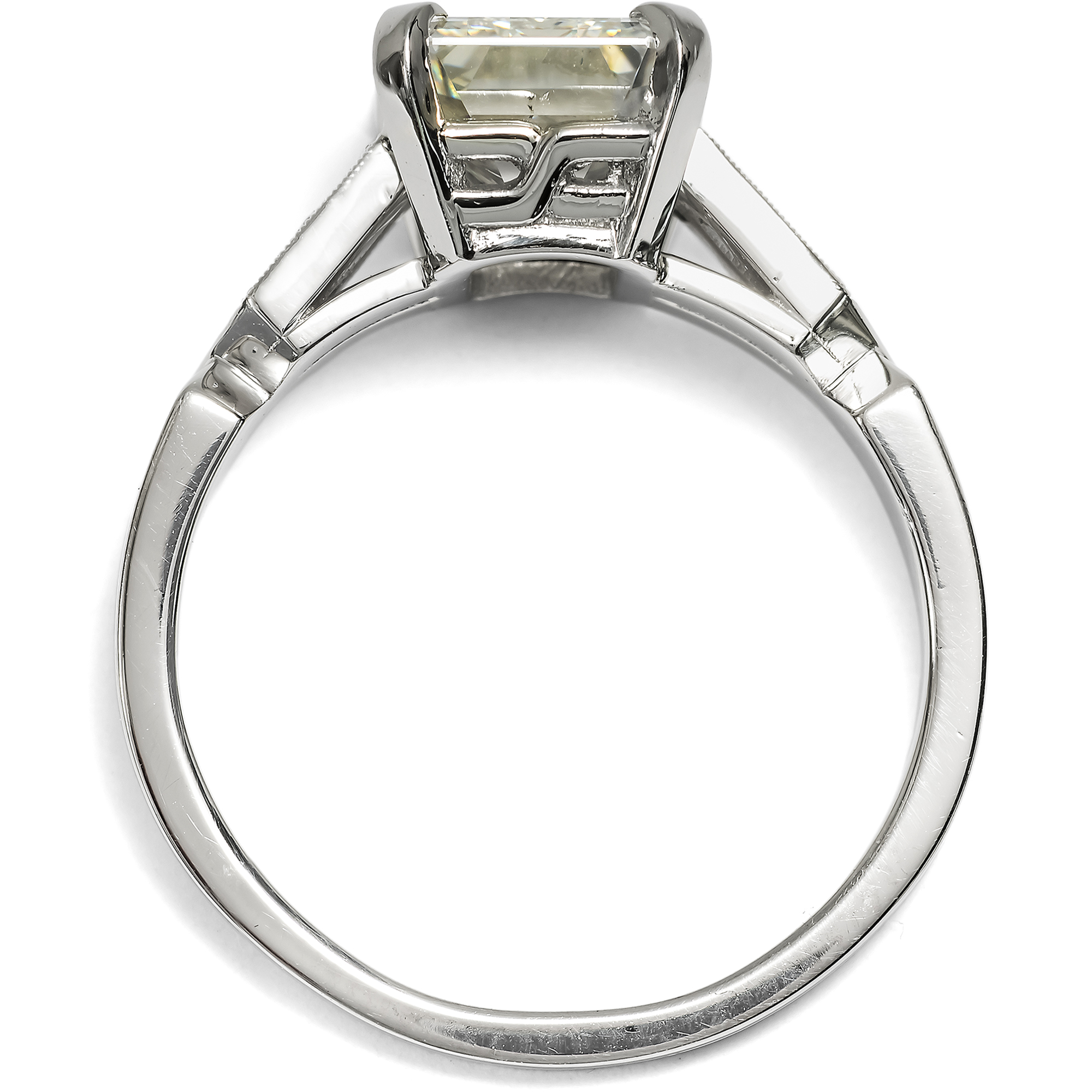 Kostbarer Ring mit 3,03 ct Emerald Cut Diamant in Platin, aus unserer Werkstatt Kostbarer Ring mit 3,03 ct Emerald Cut Diamant in Platin, aus unserer Werkstatt